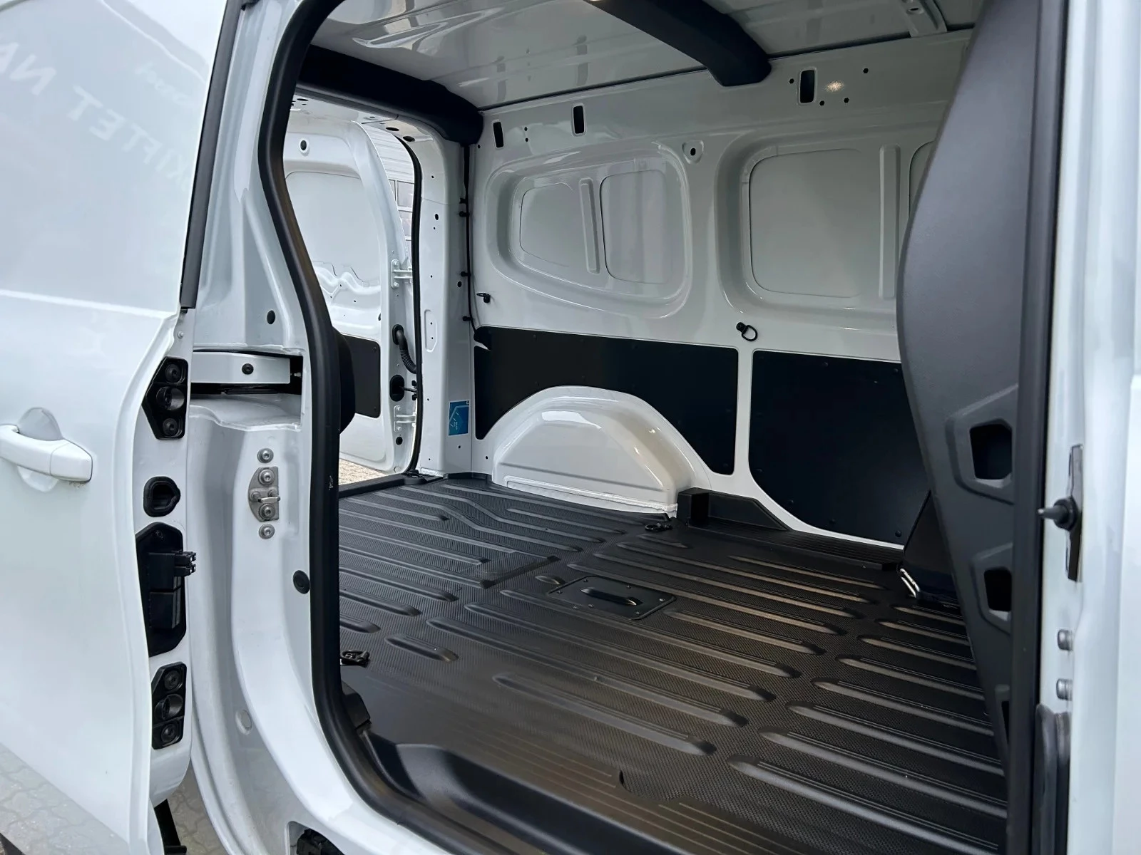 Mercedes-Benz-eCitan-image-2