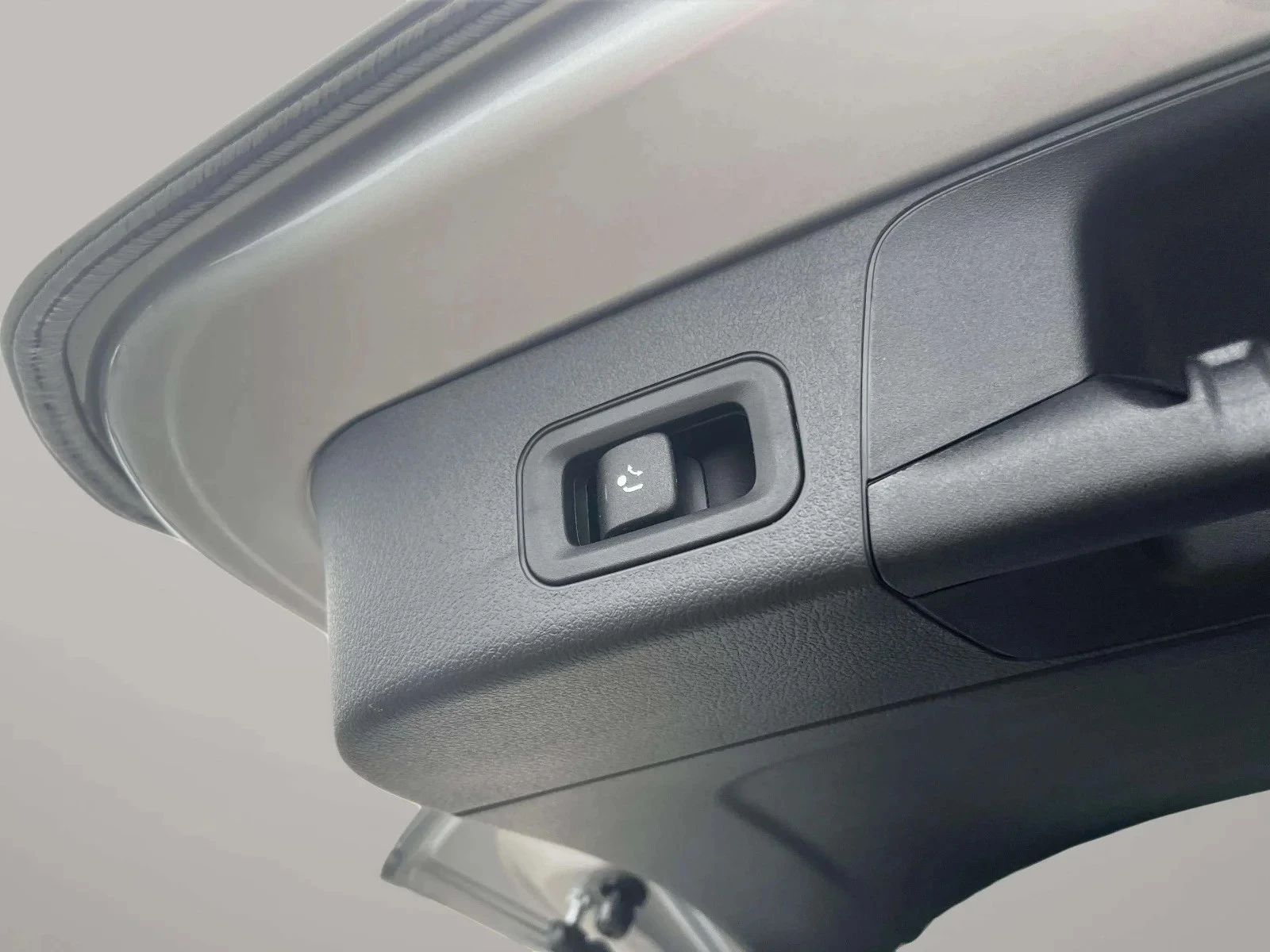 Mercedes-Benz-EQB-image-22