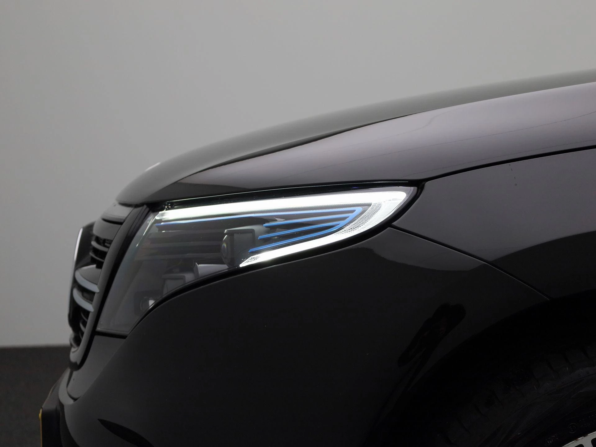 Mercedes-Benz-EQC-image-17