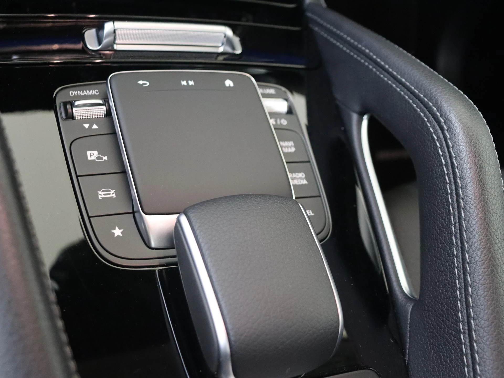 Mercedes-Benz-GLS-image-26