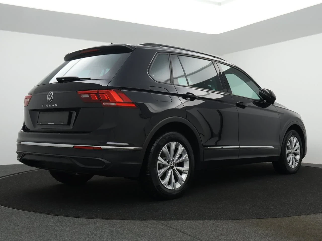Volkswagen-Tiguan-image-12