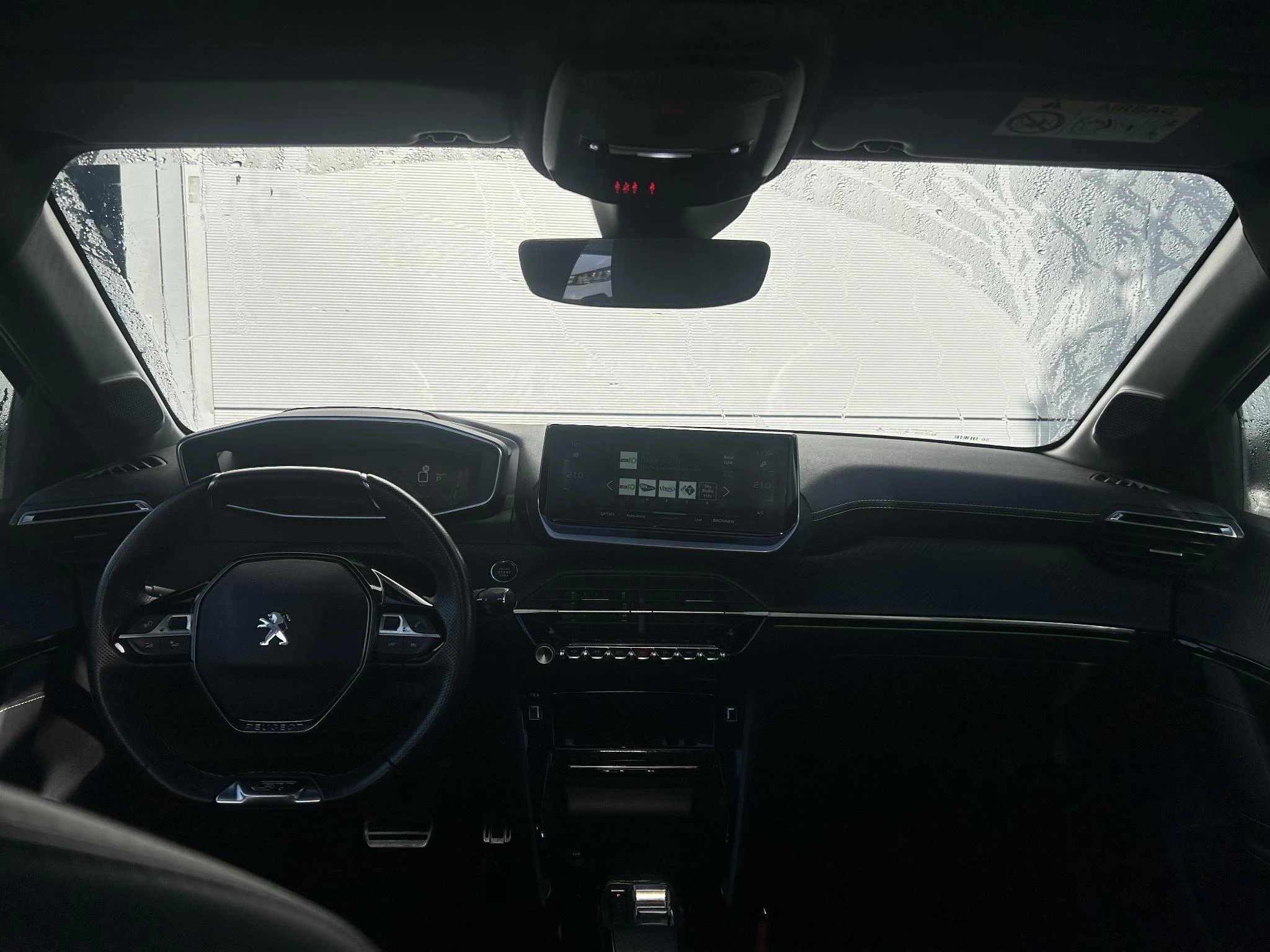 Peugeot e-208