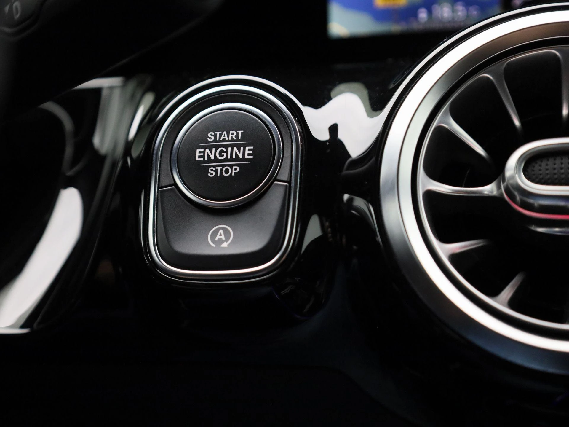 Mercedes-Benz-GLA-image-21