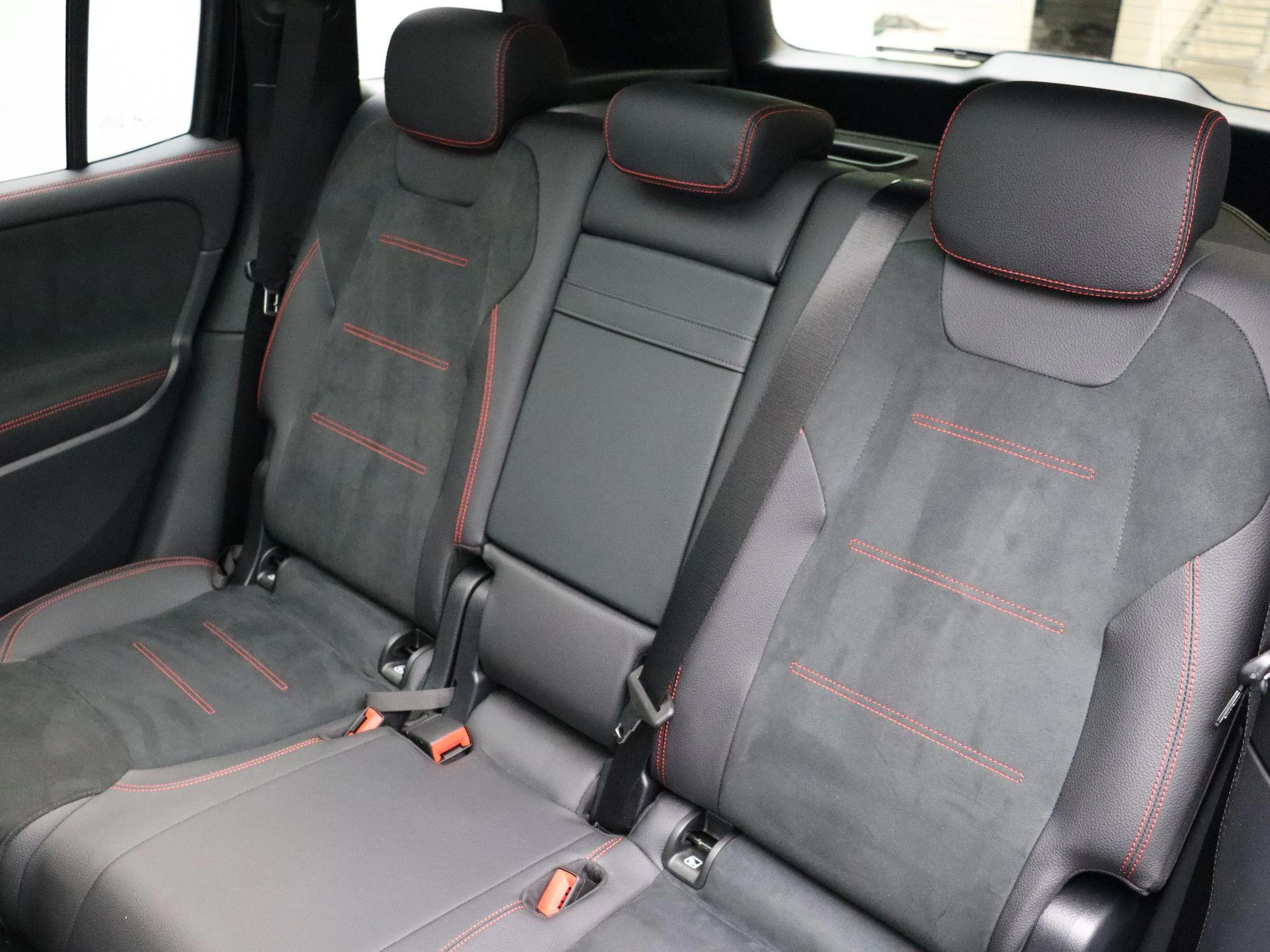 Mercedes-Benz-GLB-image-15