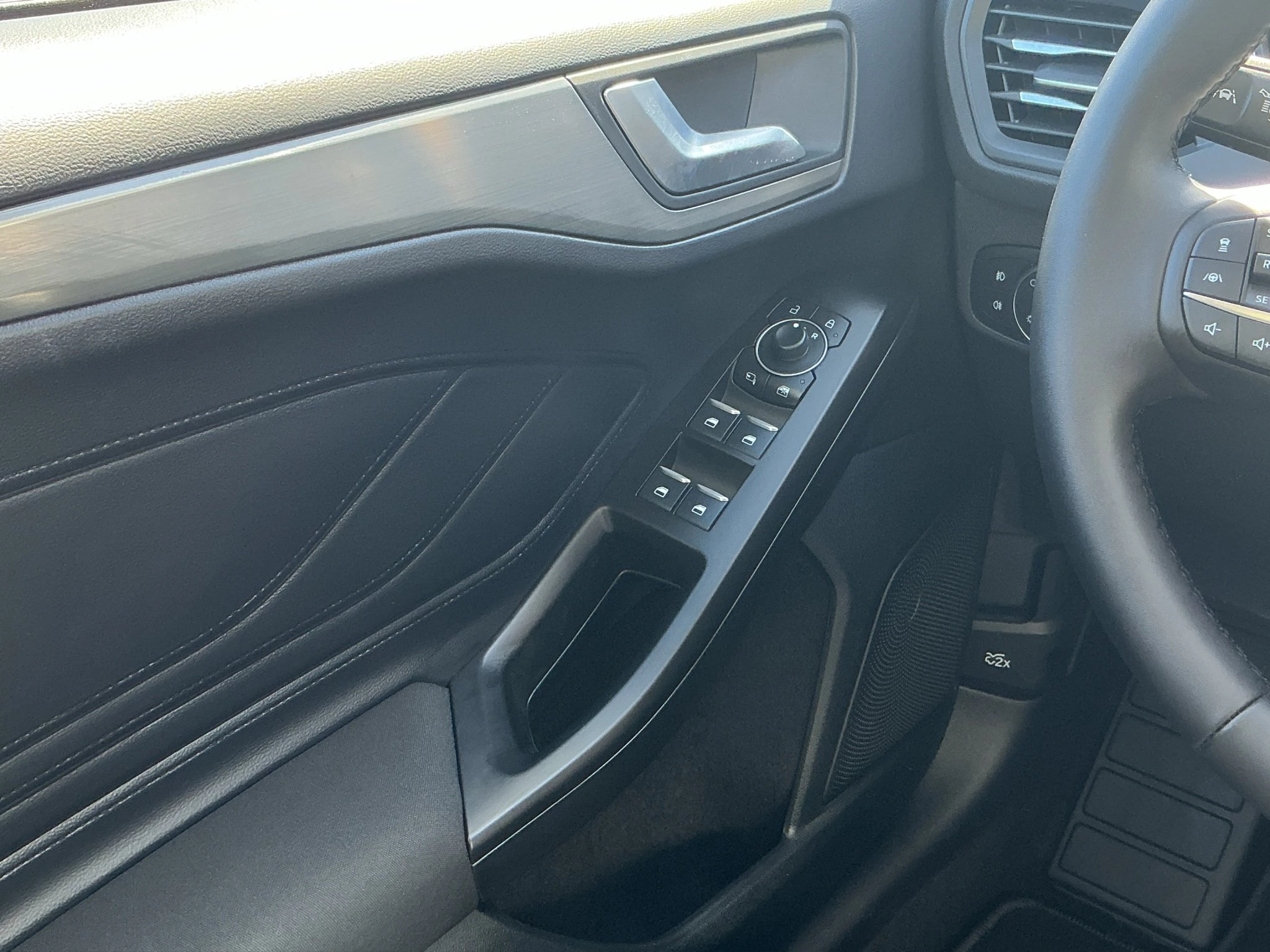 Ford Focus Titanium Edition Limousine Automatik & Panoramadach *HEZ Aktion*