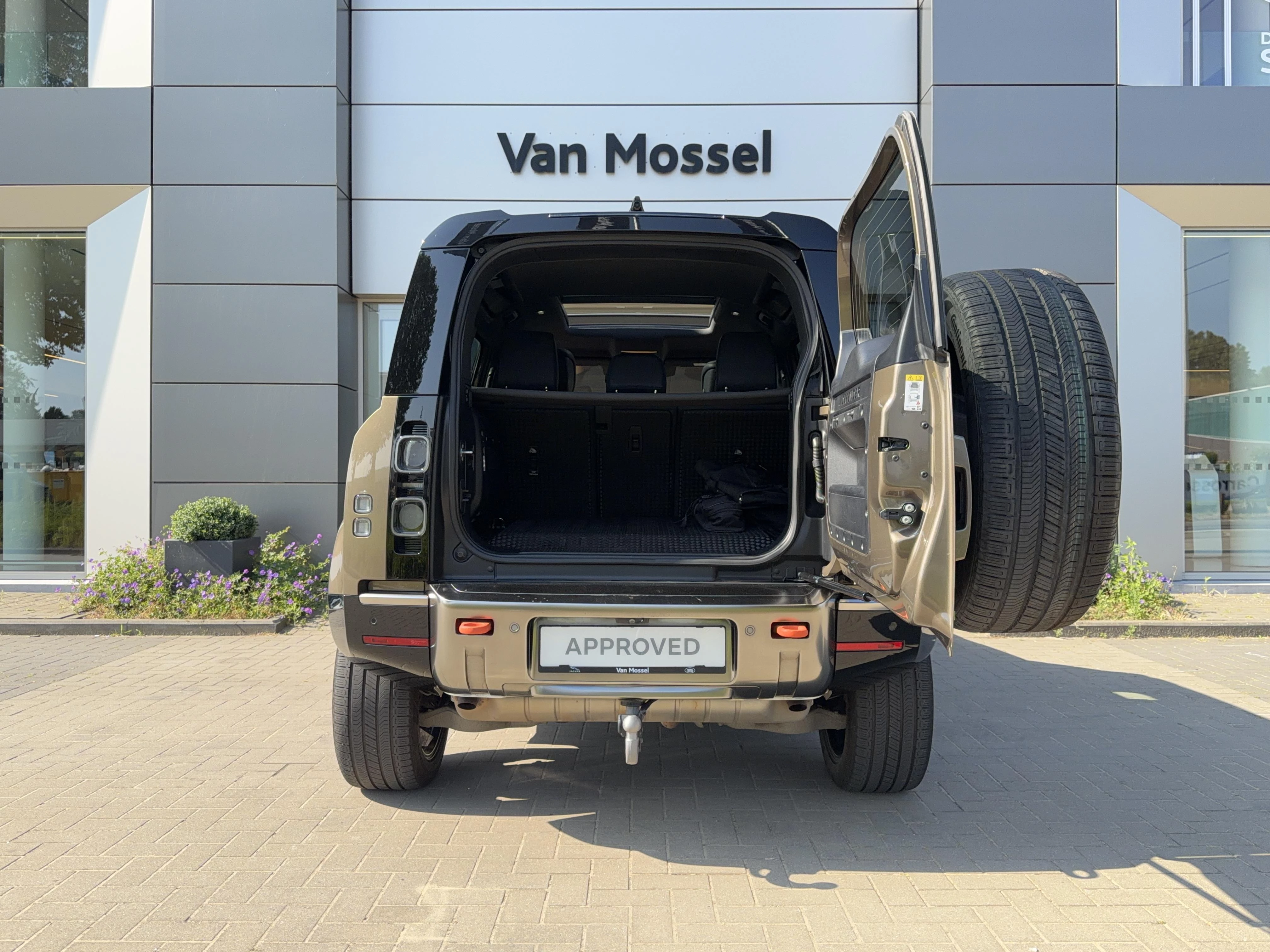 Land Rover Defender 110 P400e X AWD Auto