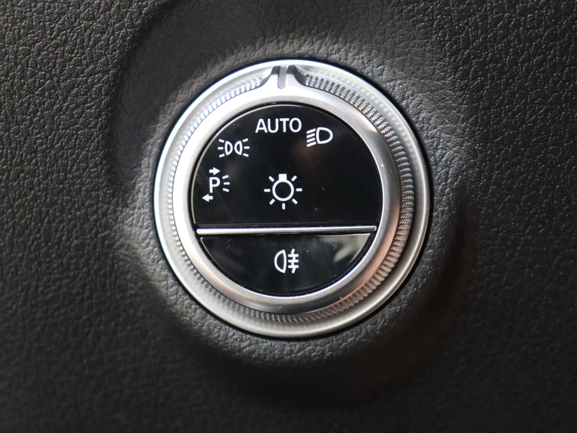 Mercedes-Benz-C-Klasse-image-23