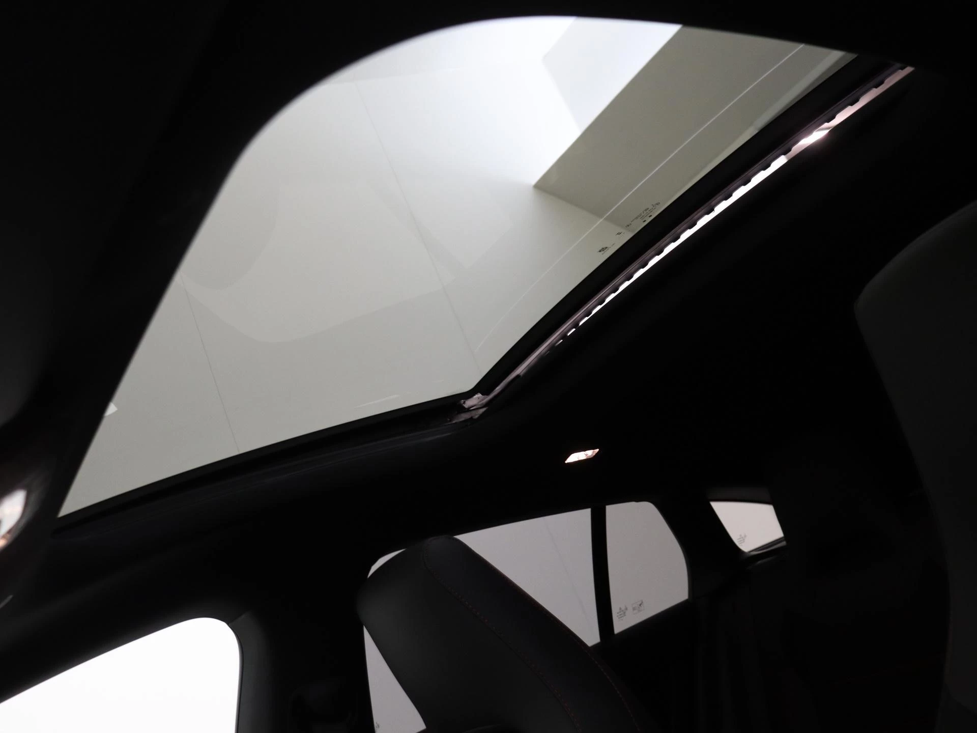 Mercedes-Benz-CLA-image-28