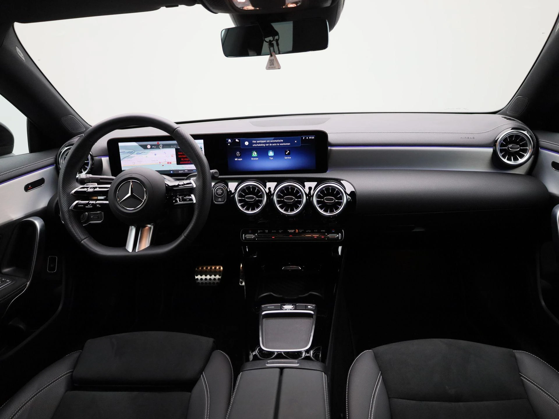 Mercedes-Benz-CLA-image-35