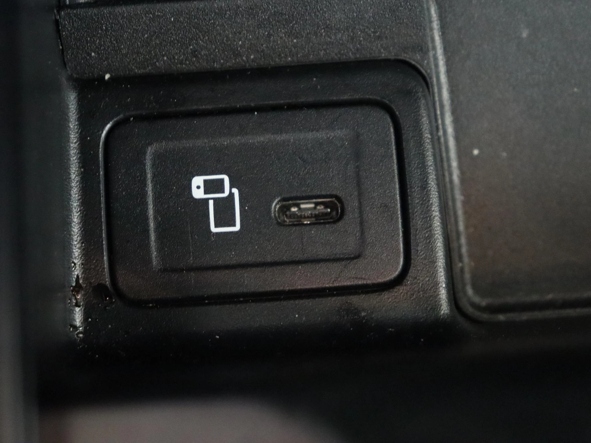 Mercedes-Benz-EQA-image-22