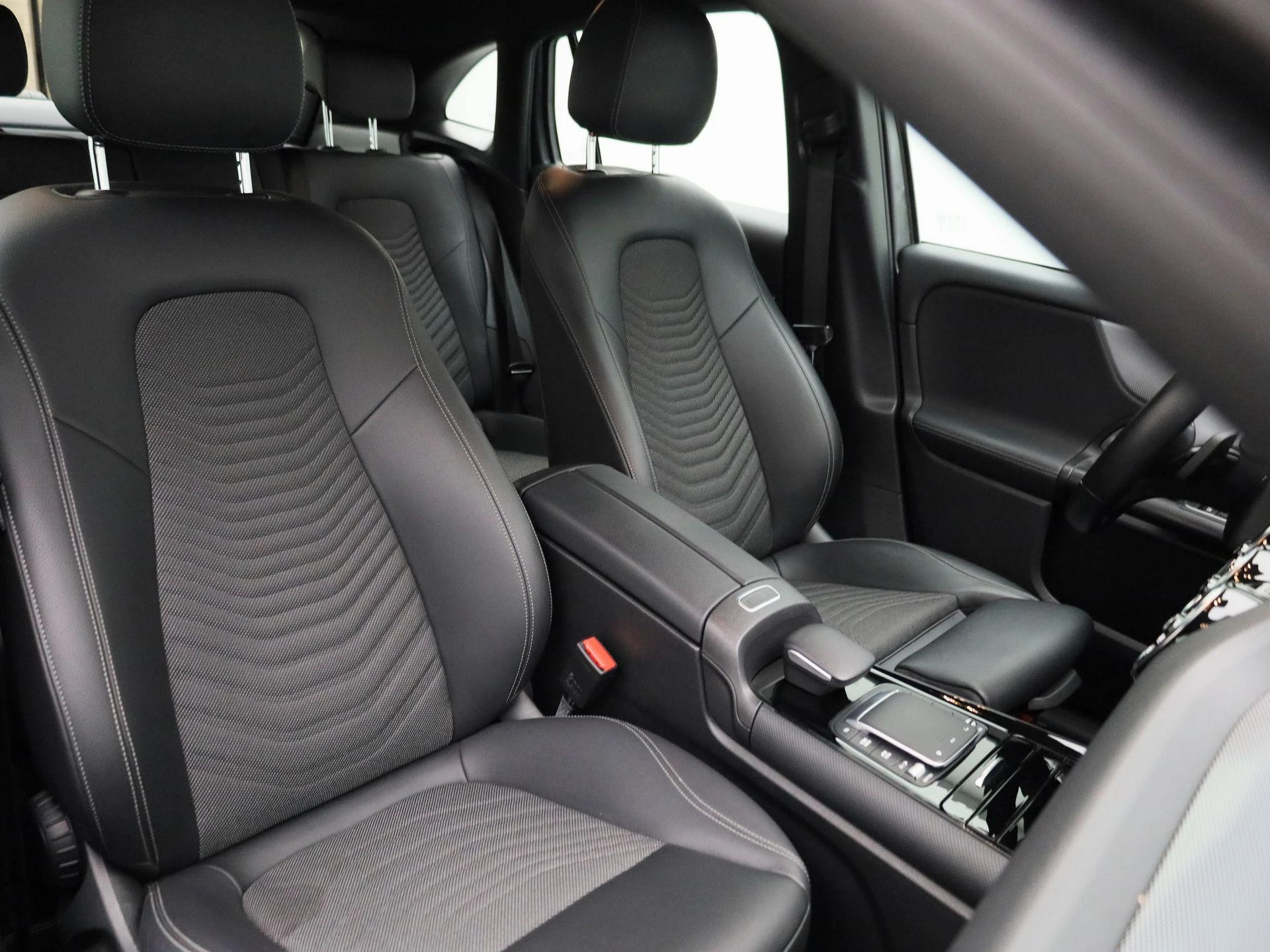 Mercedes-Benz-GLA-image-36