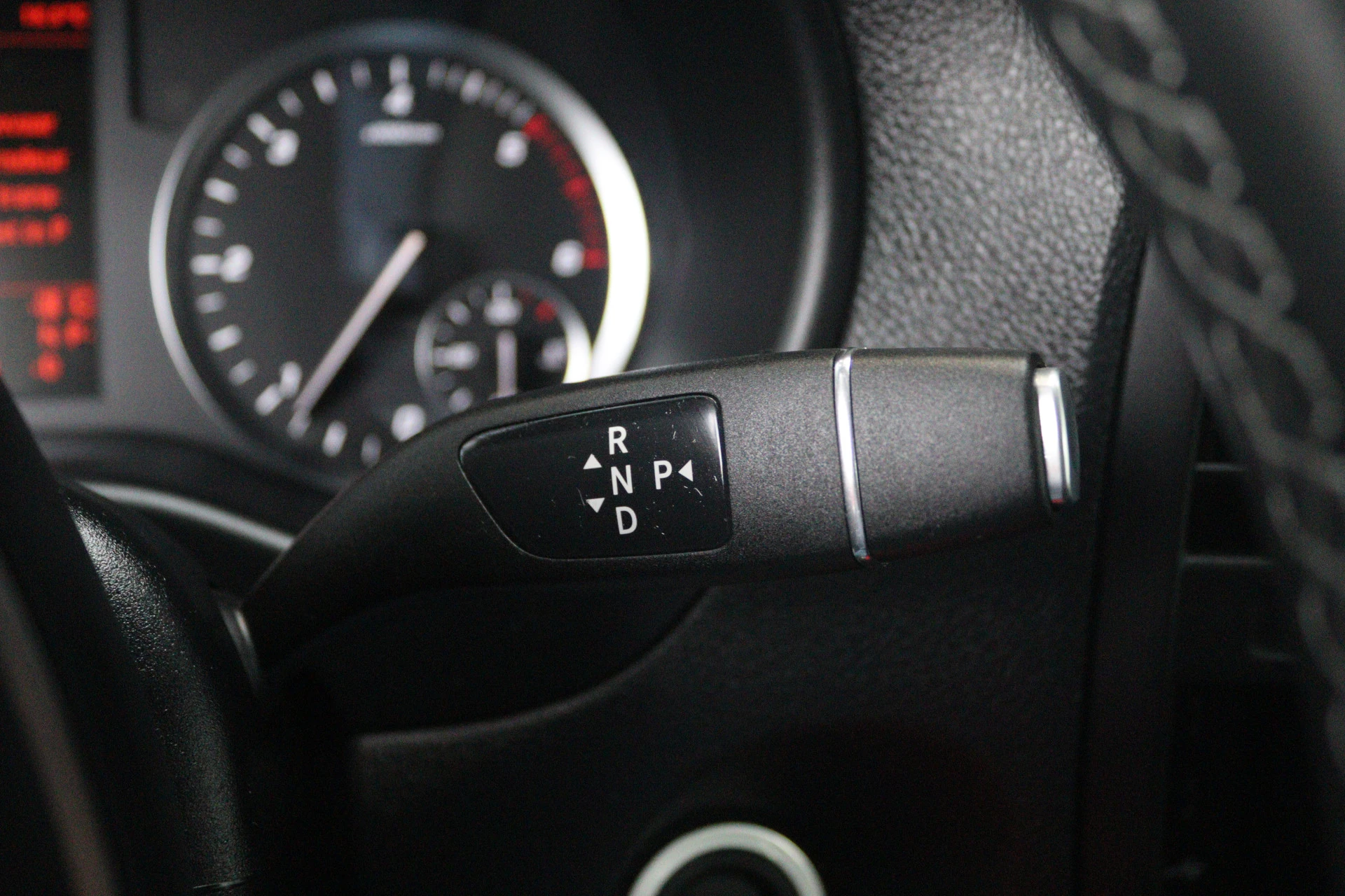 Mercedes-Benz-Vito-image-10
