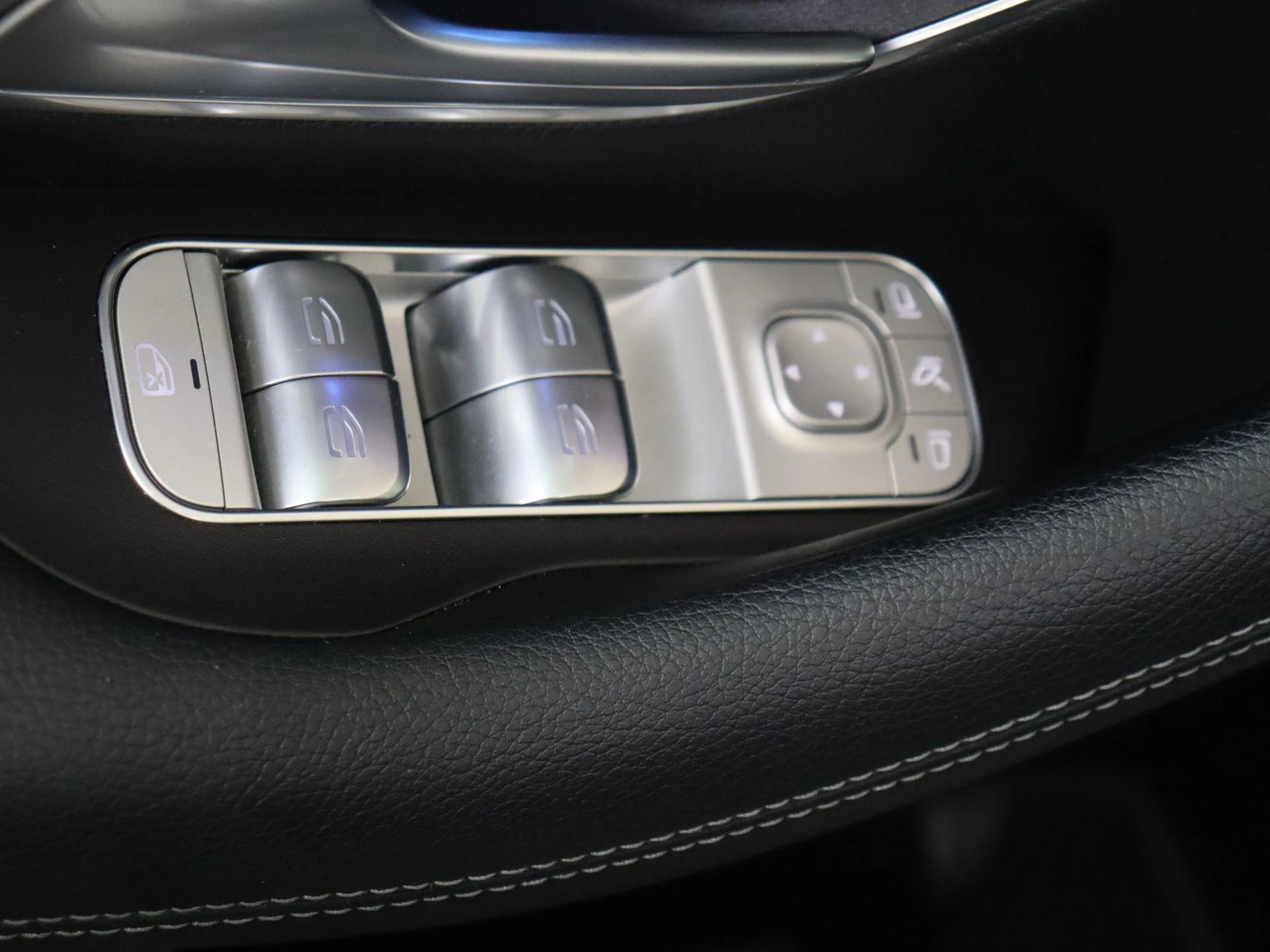 Mercedes-Benz-GLS-image-33