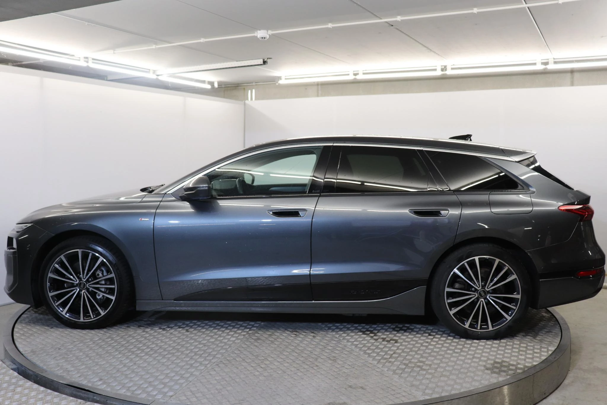 Audi-A6 Avant e-tron-image-2