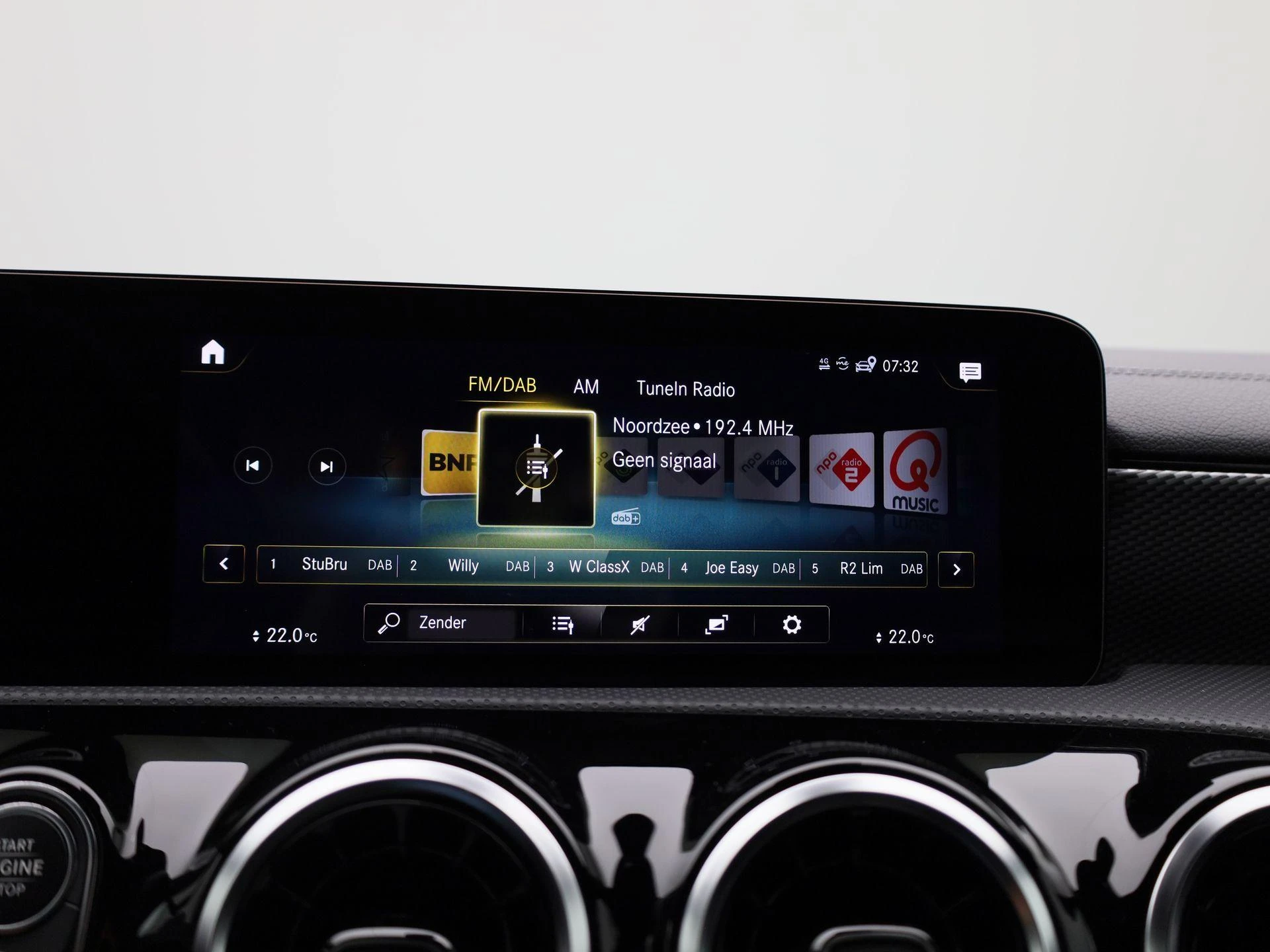 Mercedes-Benz-CLA-image-21