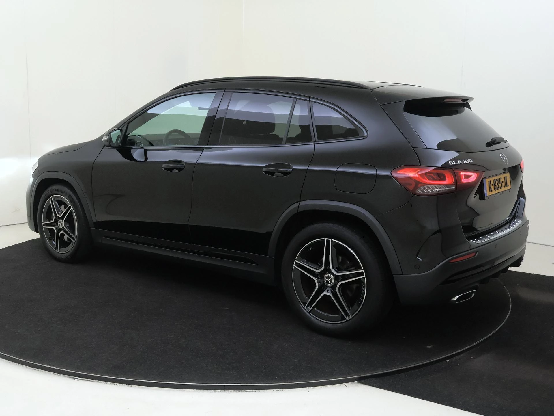 Mercedes-Benz-GLA-image-2