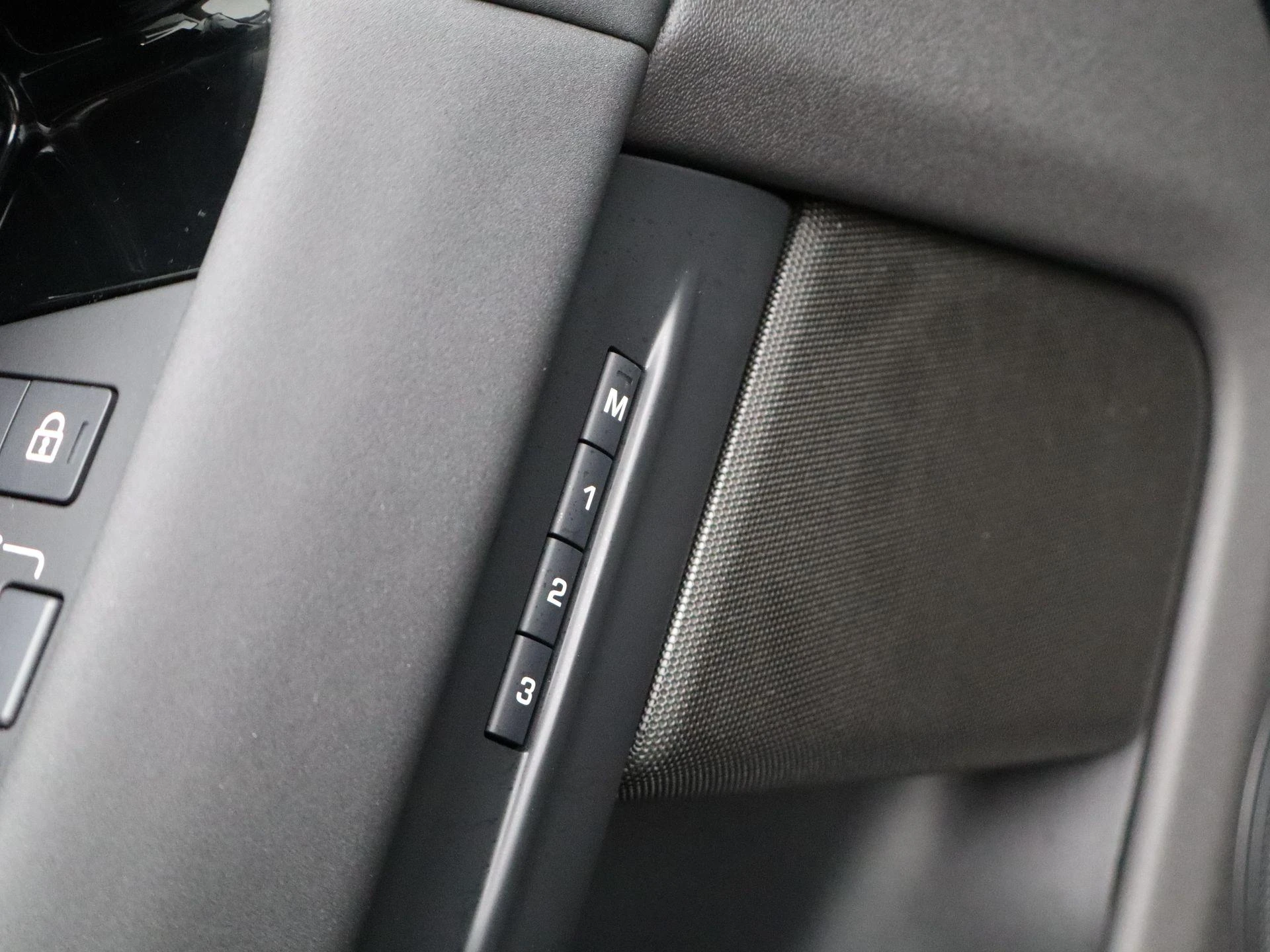 Land Rover-Range Rover Evoque-image-30