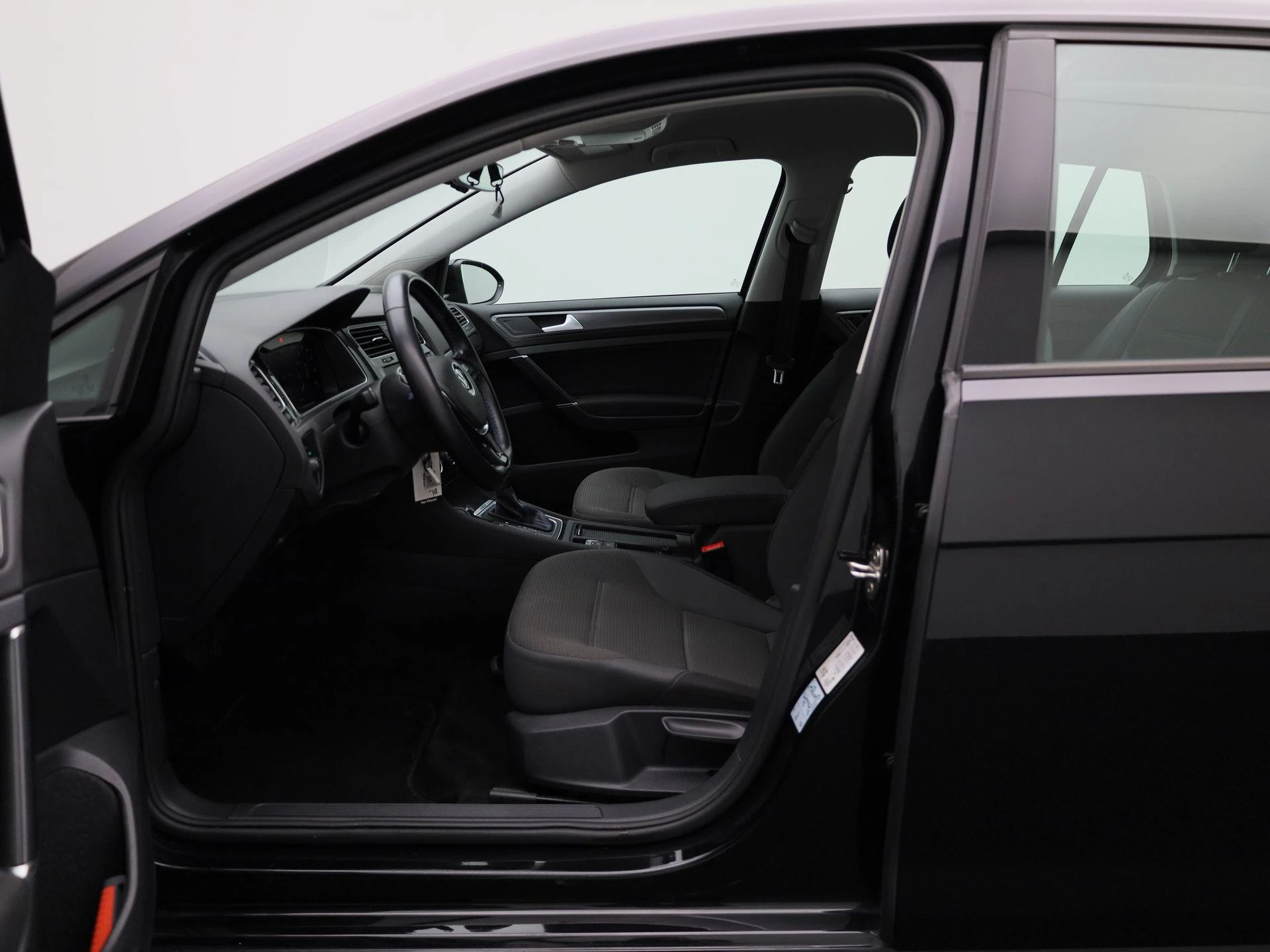 Volkswagen-e-Golf-image-8