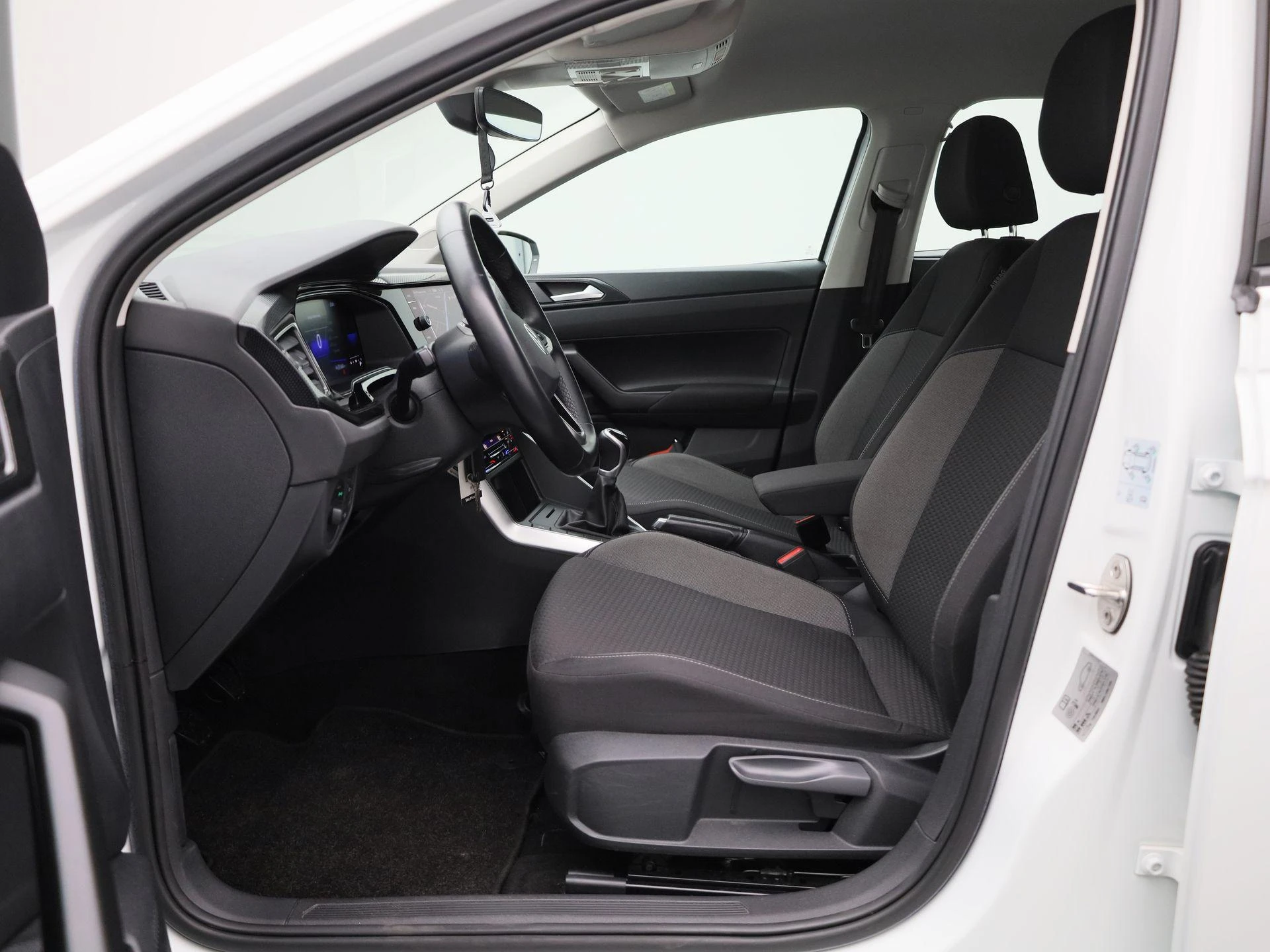 Volkswagen-Polo-image-12