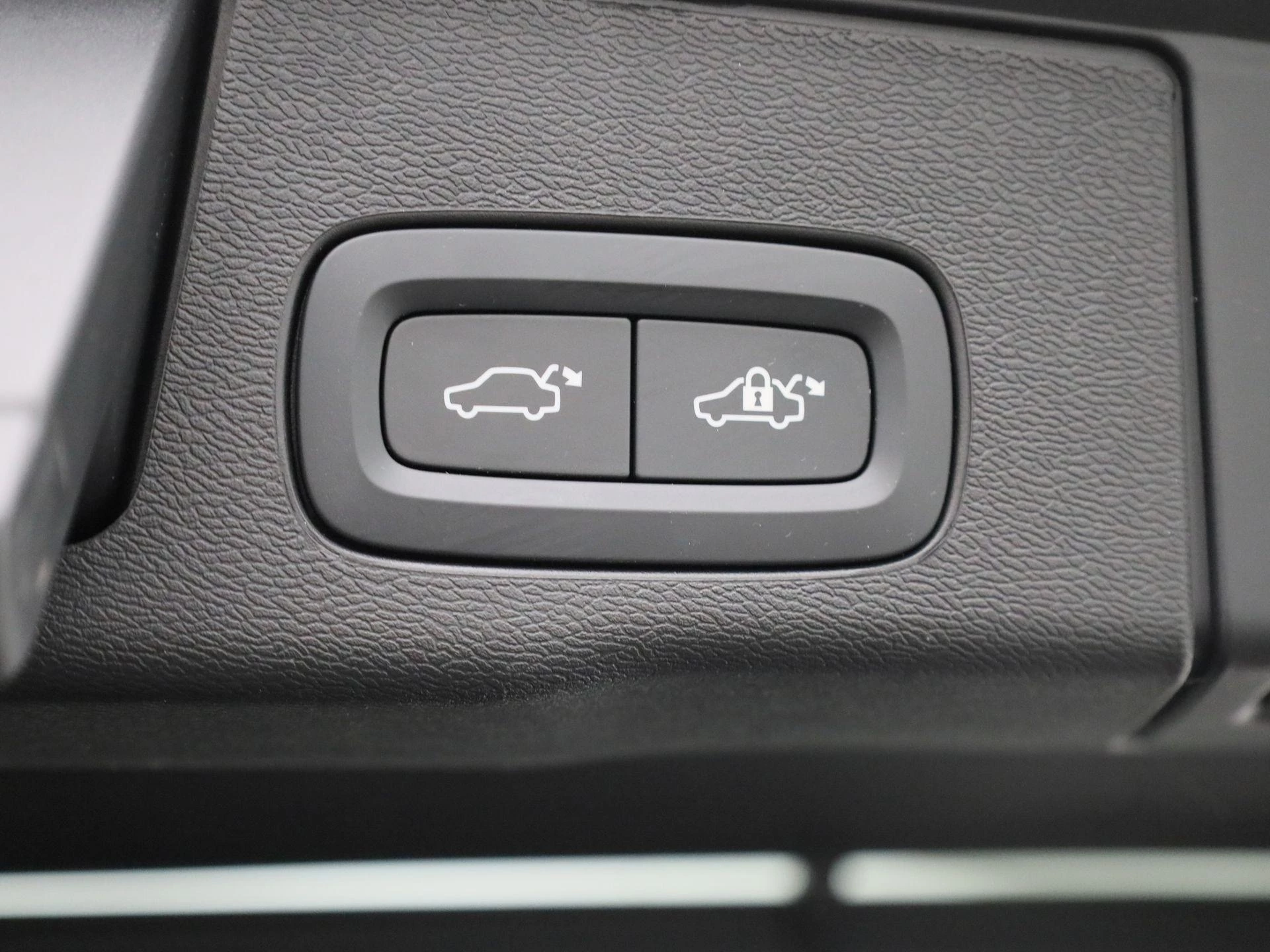Volvo XC60 2.0 T6 Plug-in hybrid AWD Plus Dark