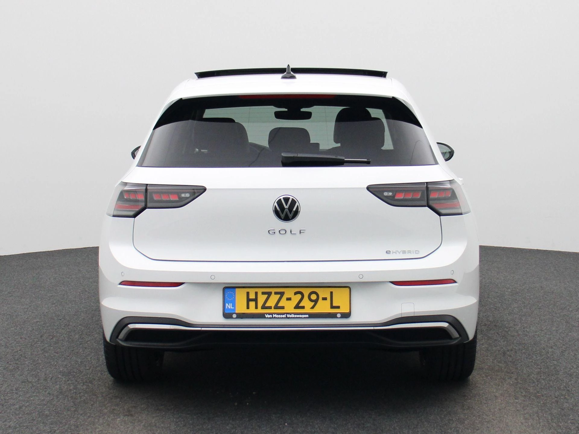 Volkswagen-Golf-image-4