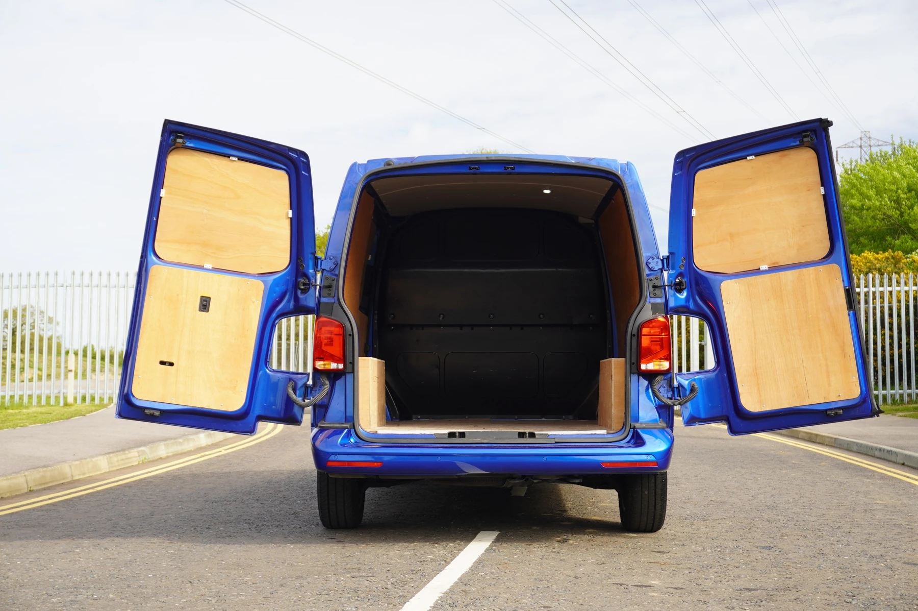 Volkswagen-Transporter-image-40