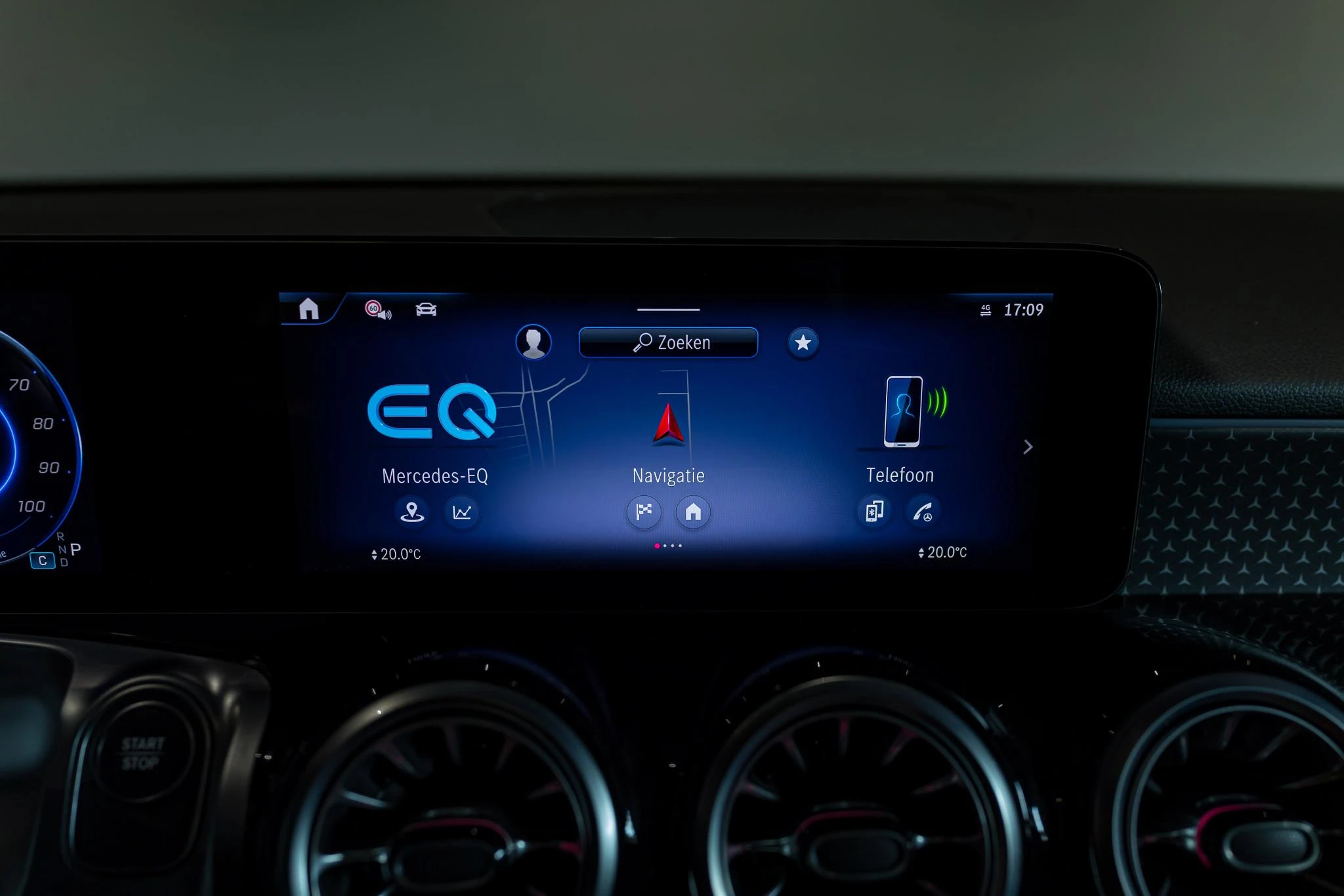 Mercedes-Benz-EQB-image-30