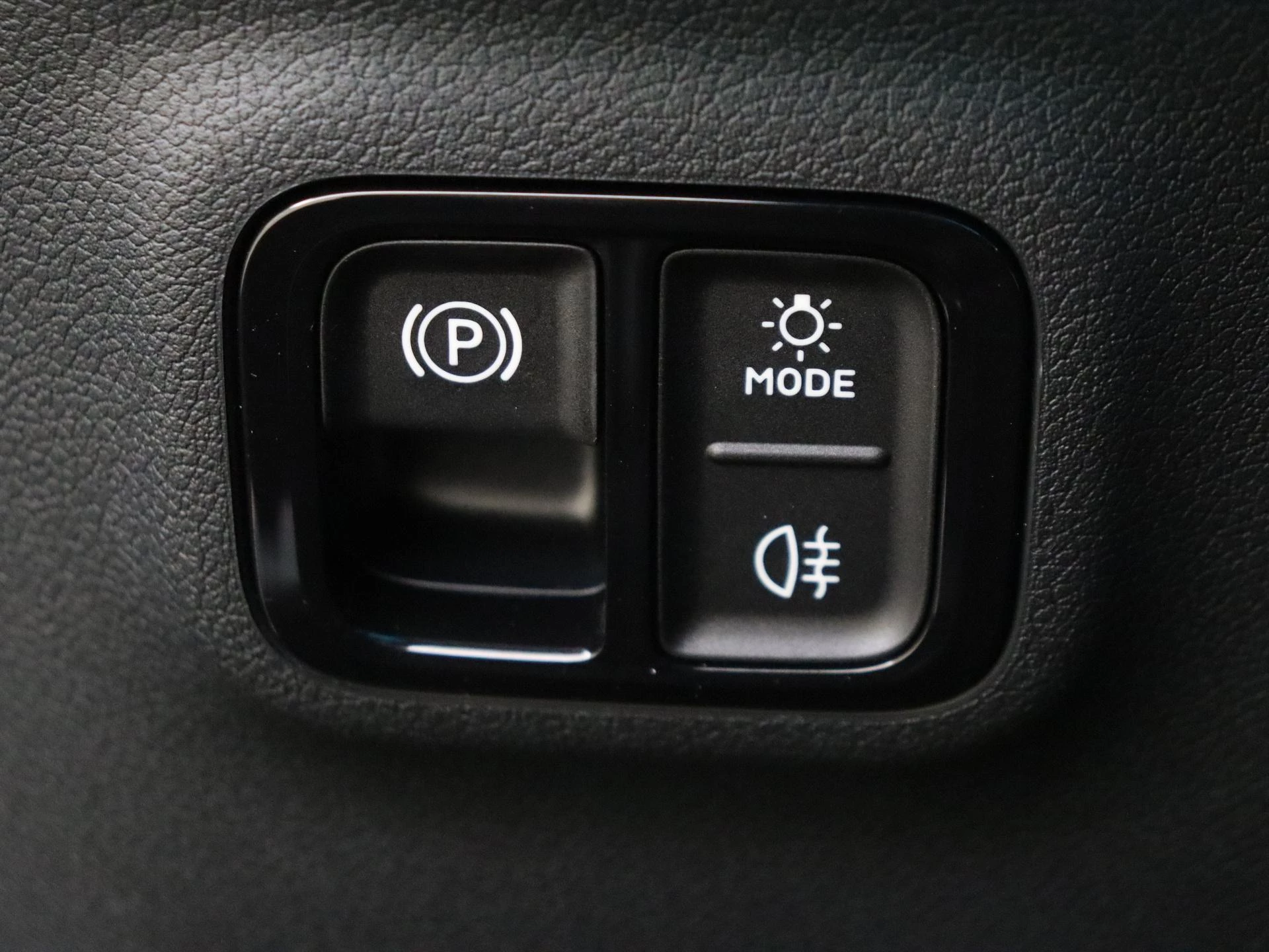 Mercedes-Benz-CLA-image-24