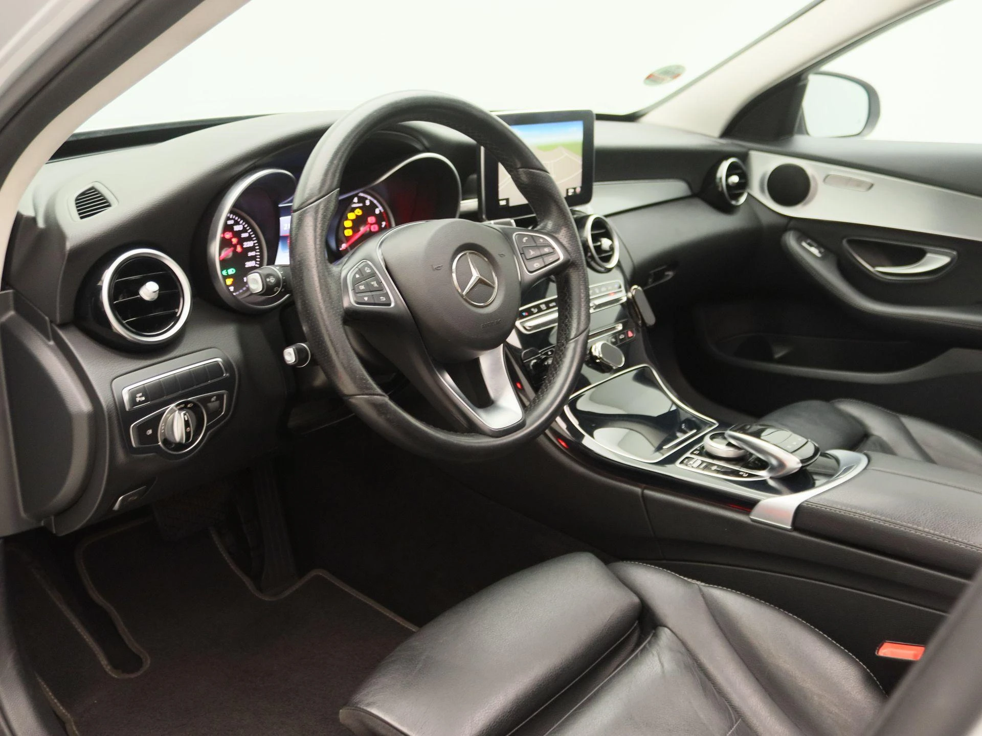 Mercedes-Benz-C-Klasse-image-21