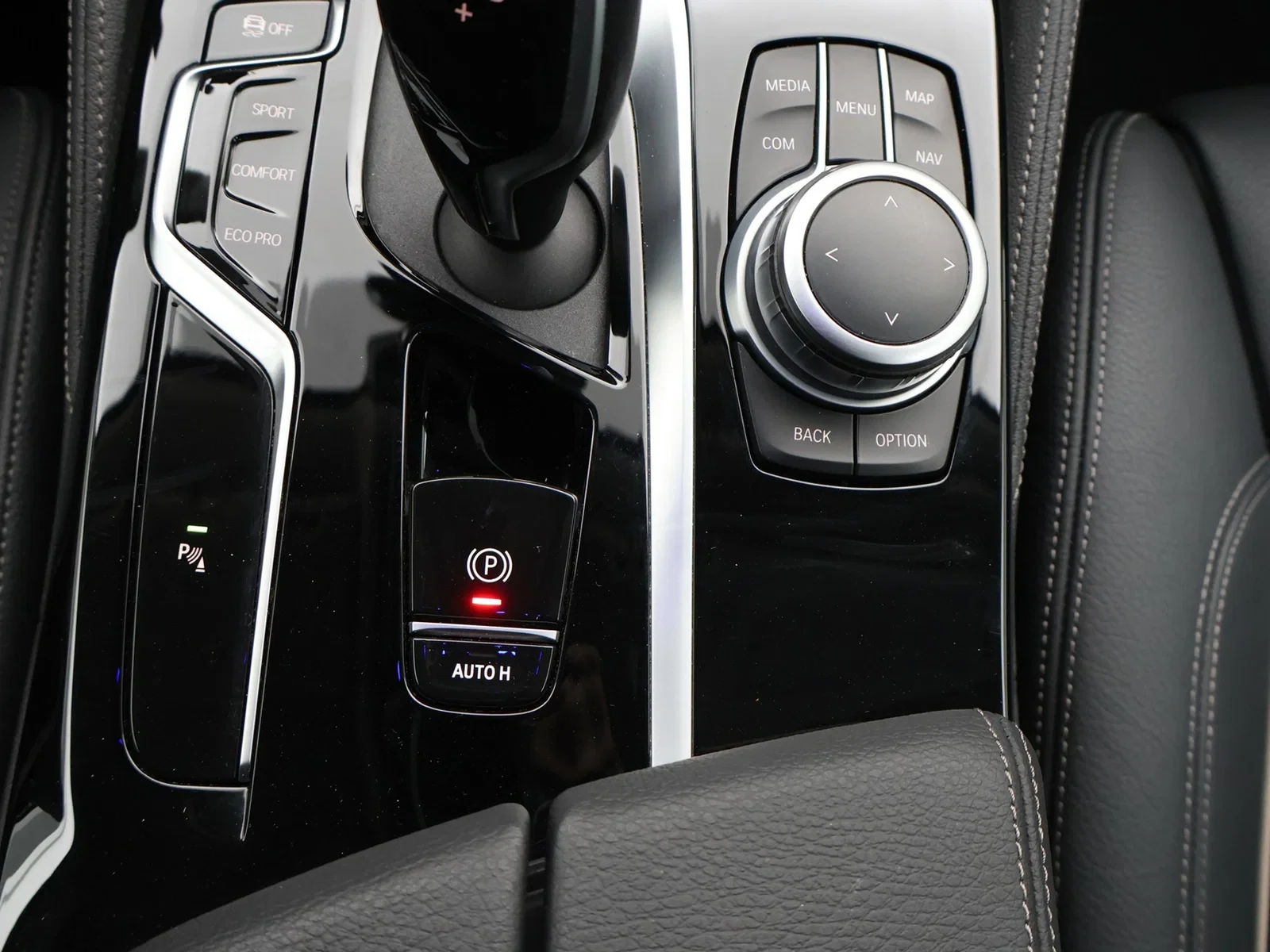 BMW Série 5 SW (G31LCI) Touring 520iA 184PK *AUTOMAAT*PANO DAK*LEDER*SFEERVERLICHTING*NAVI*BLTH*CRUISE*APP CONNECT*FULL LED*...