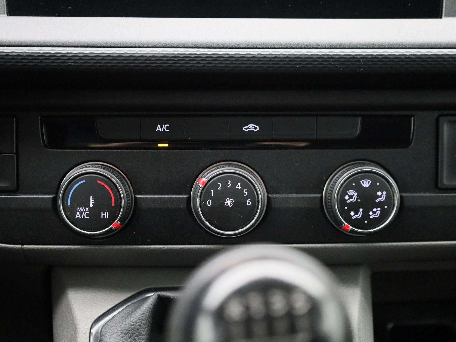 Volkswagen-Transporter-image-24