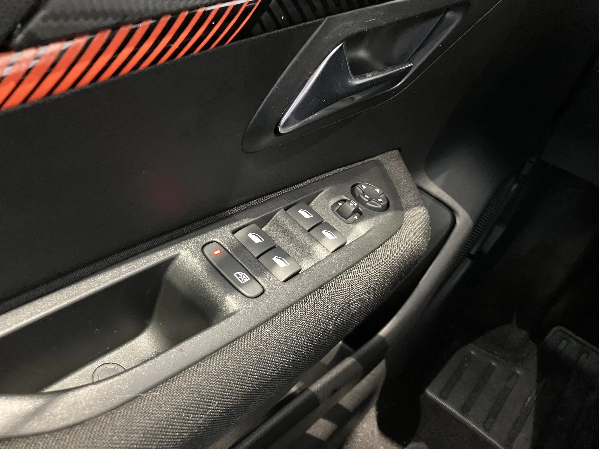 Peugeot-e-208-image-18