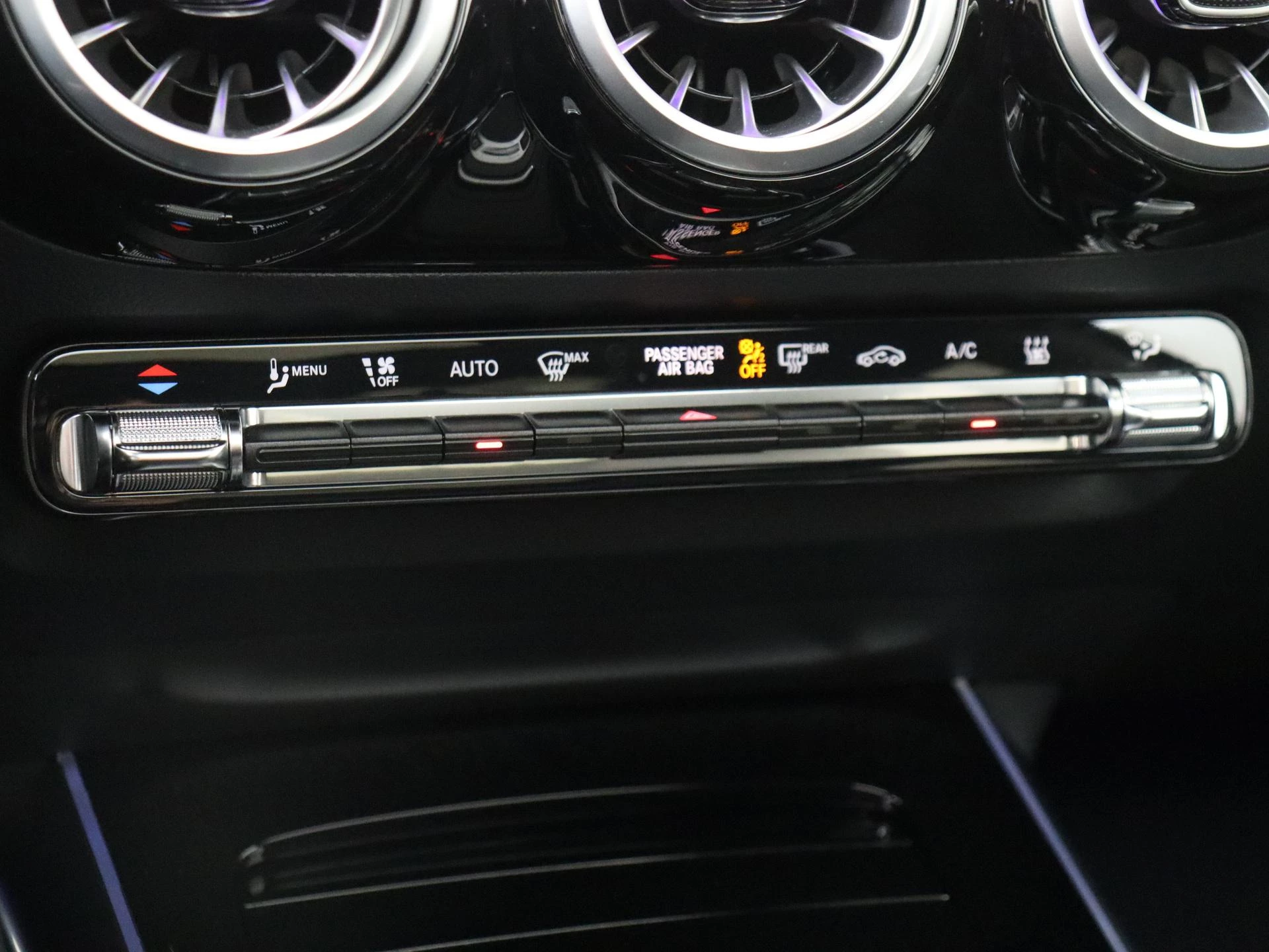 Mercedes-Benz-GLA-image-19