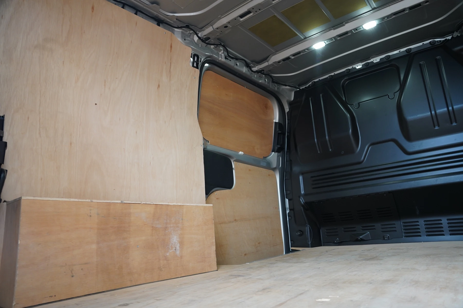 Volkswagen-Transporter-image-29