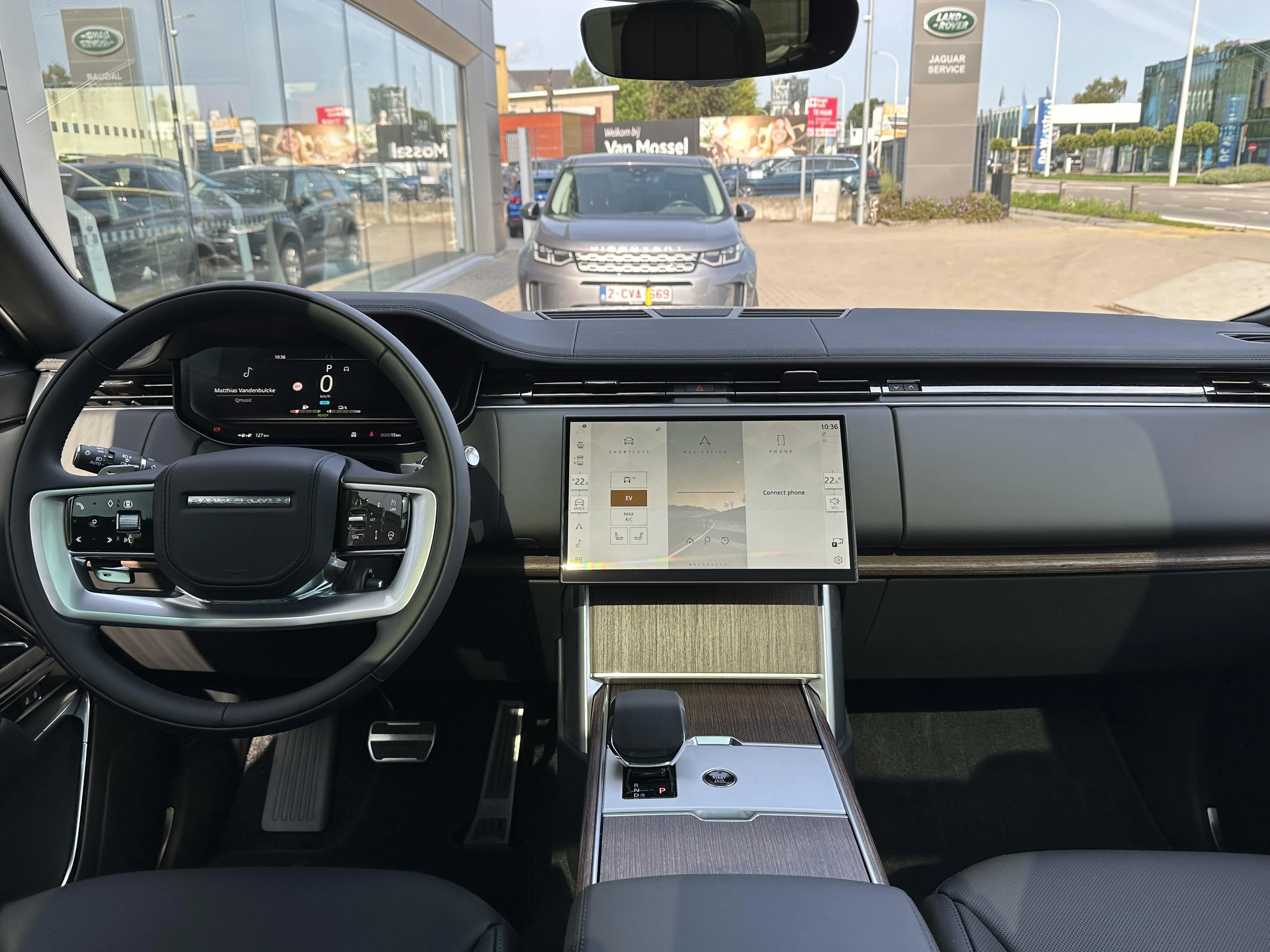 Land Rover-Range Rover-image-12