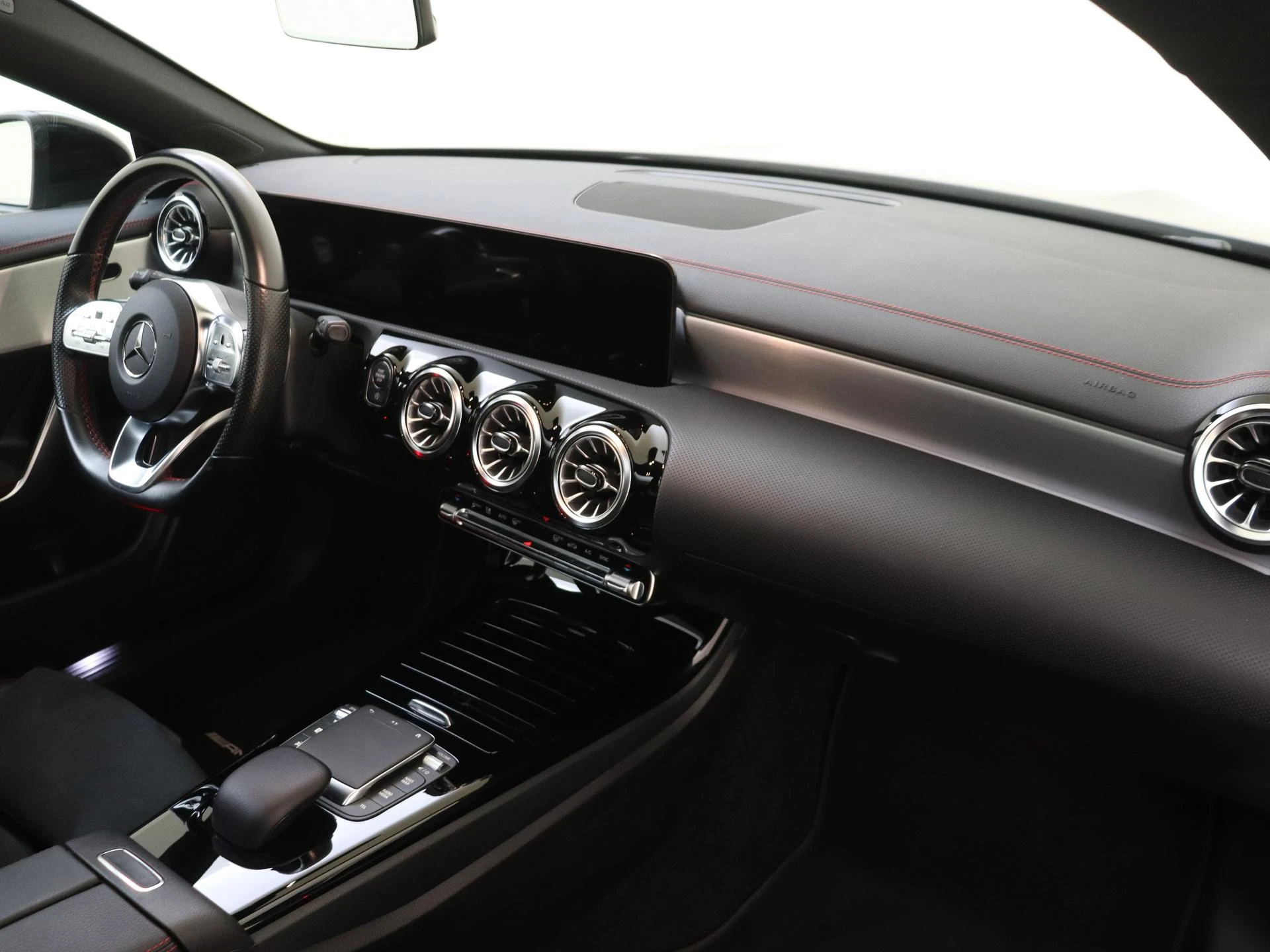 Mercedes-Benz-CLA-image-4