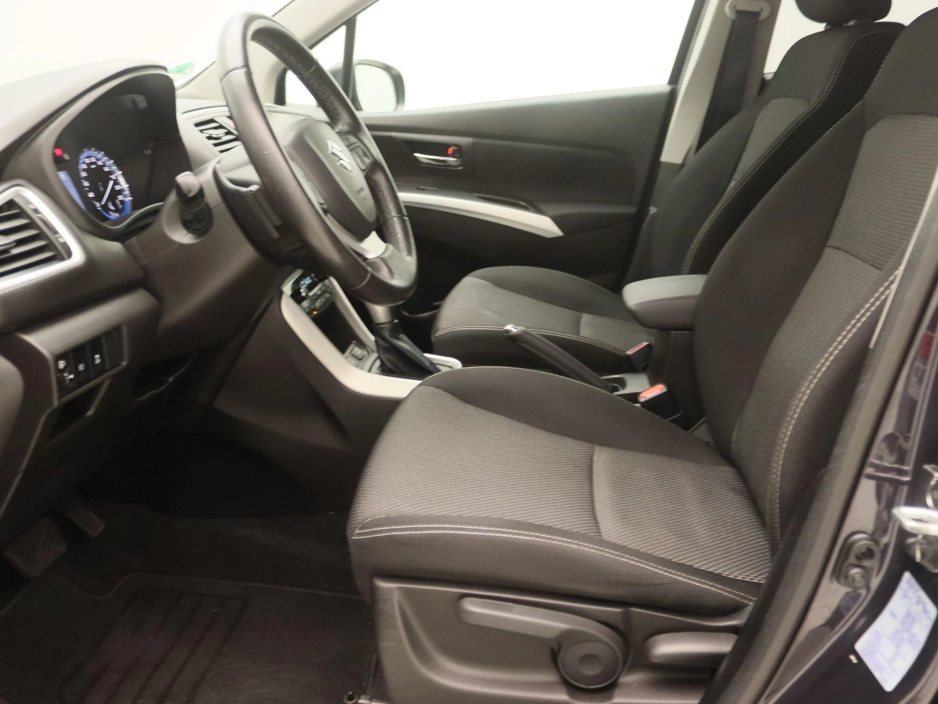 Suzuki-S-Cross-image-12