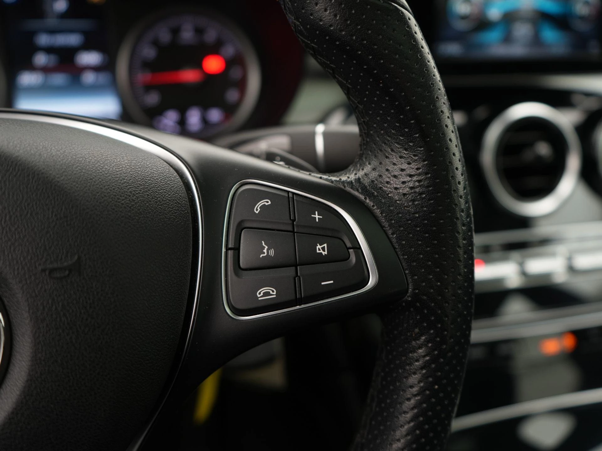 Mercedes-Benz-GLC-image-26