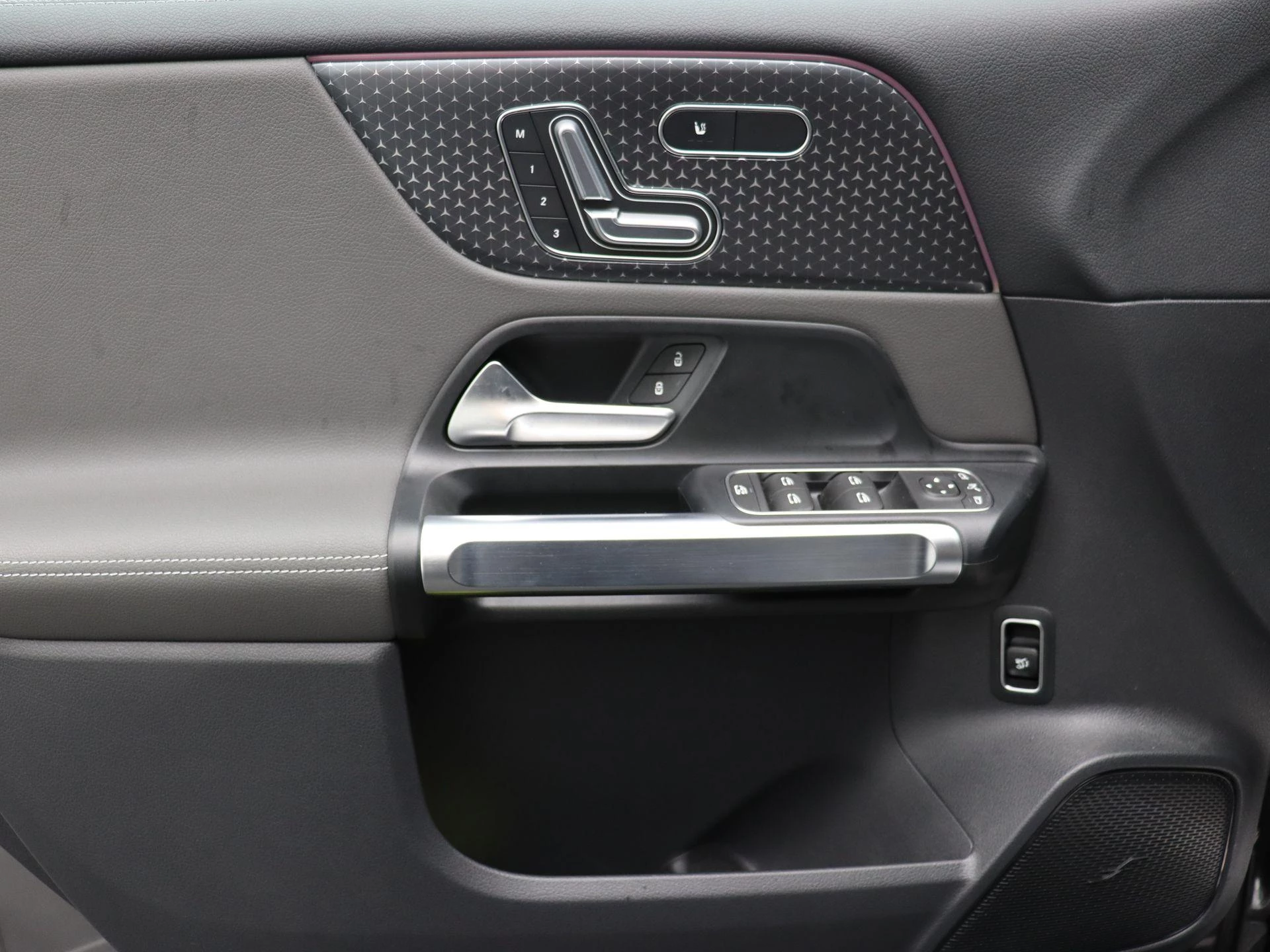 Mercedes-Benz EQB 300 Luxury Line 4Matic + CARPLAY + ELECTRIC ART ADVANCED PLUS +