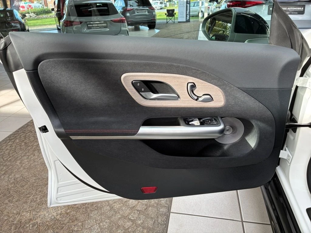 Mercedes-Benz-CLA 250+-image-8