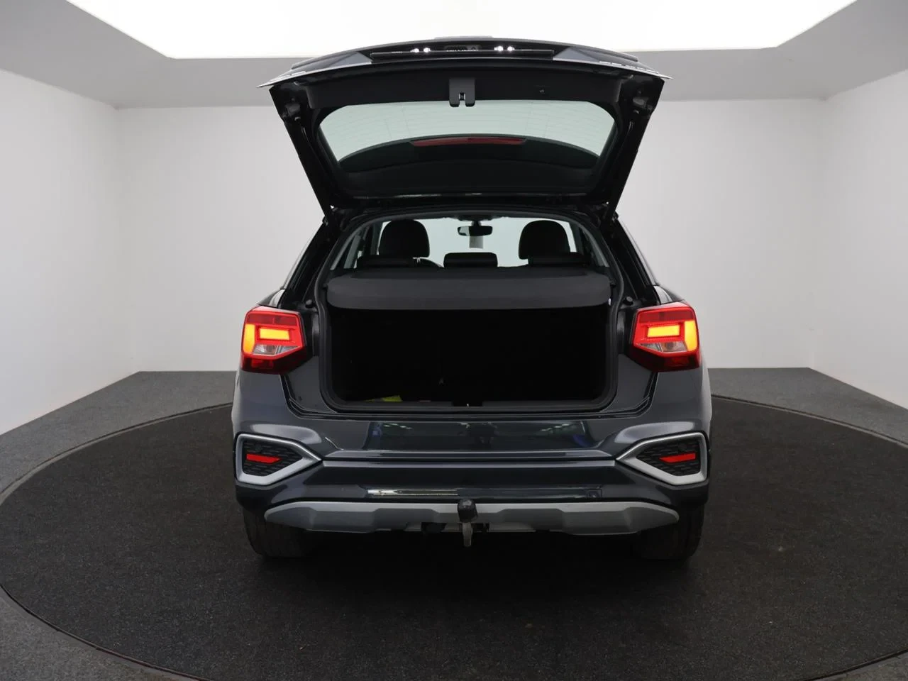 Audi Q2 Audi Q2 Business Edition Advanced 35TFSI 150PK *AUTOMAAT*LEDER*TREKHAAK*CRUISE*PDC*CAMERA*NAVI*VIRTUAL COCKPIT*...*
