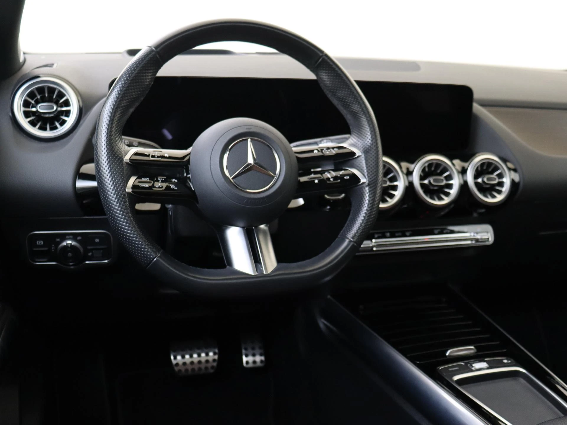 Mercedes-Benz-GLA-image-9