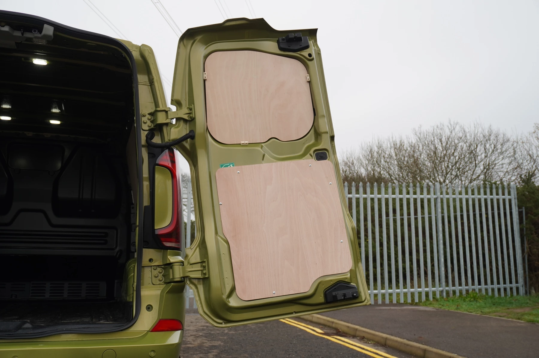 Volkswagen-Transporter-image-29