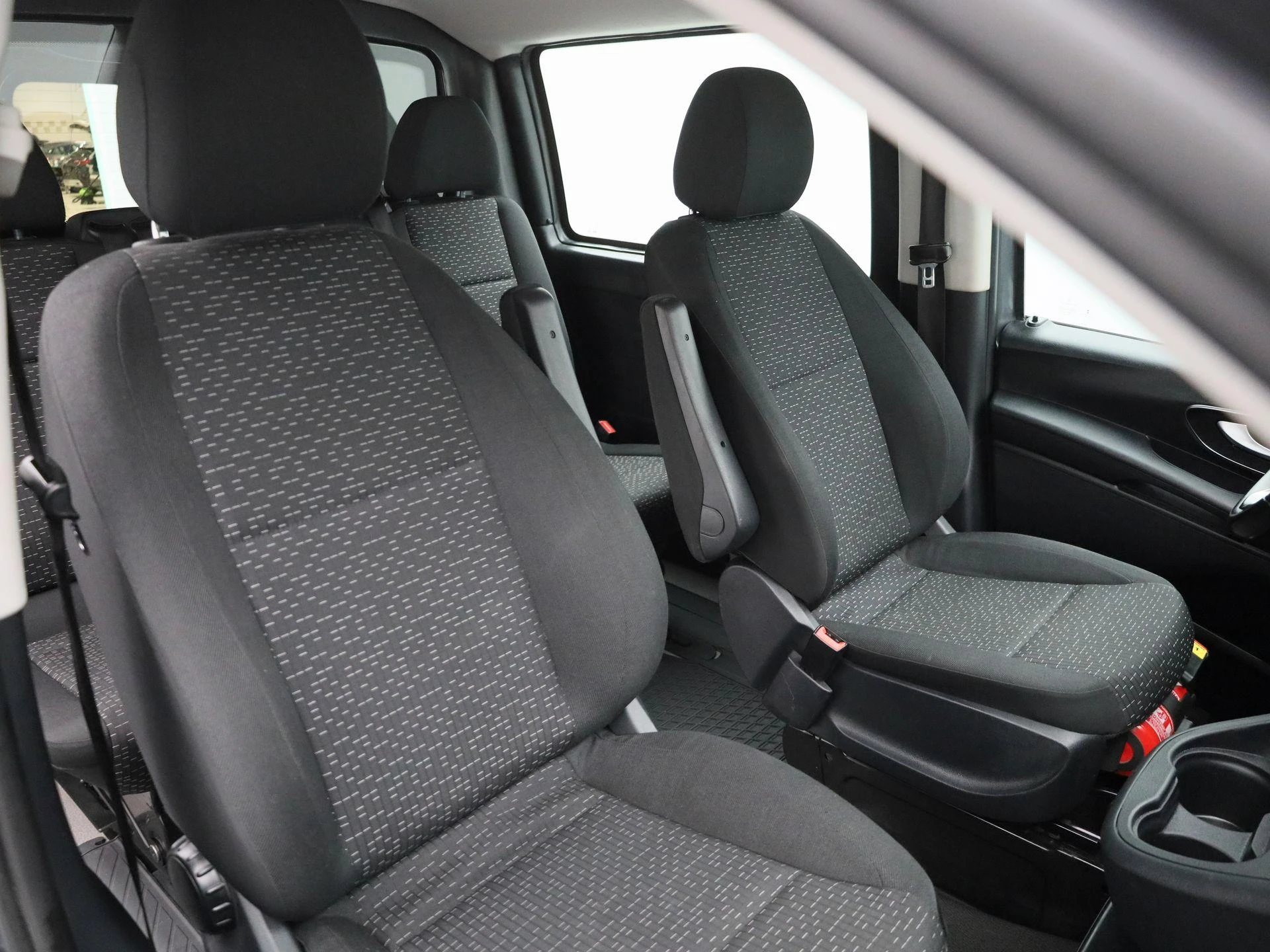 Mercedes-Benz-Vito-image-33