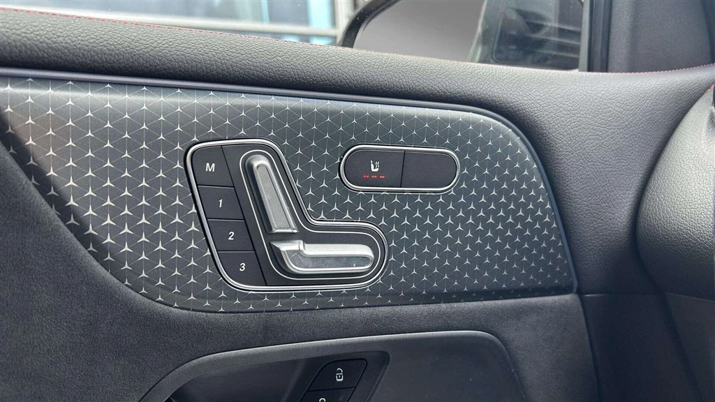 Mercedes-Benz-EQB-image-11