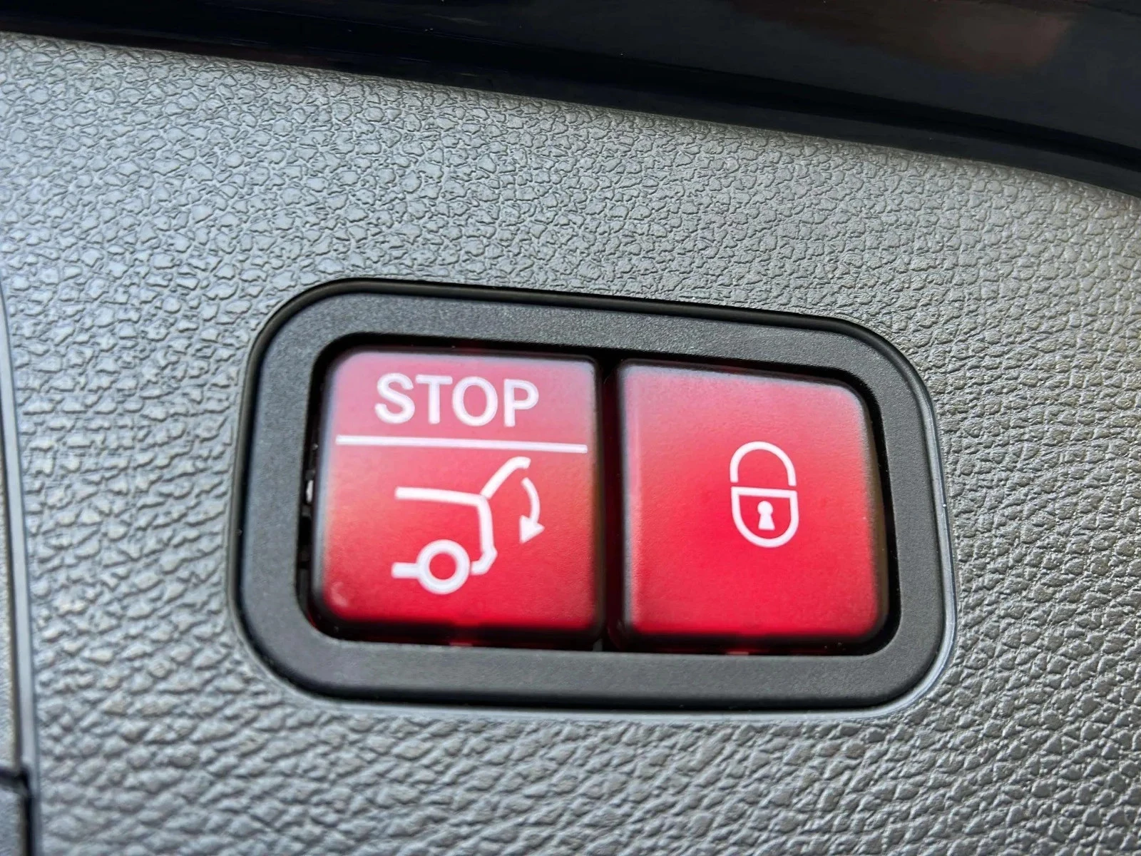 Mercedes-Benz-EQC-image-22