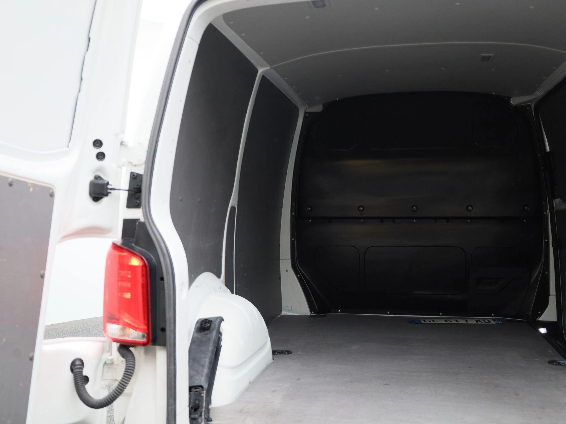 Volkswagen-Transporter-image-16