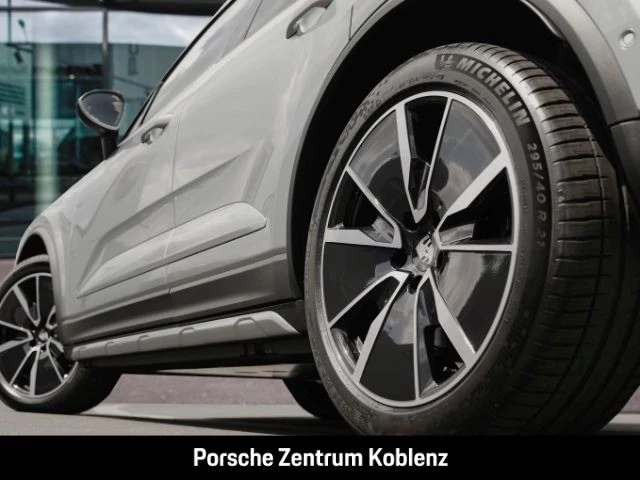 Porsche Macan 4 -