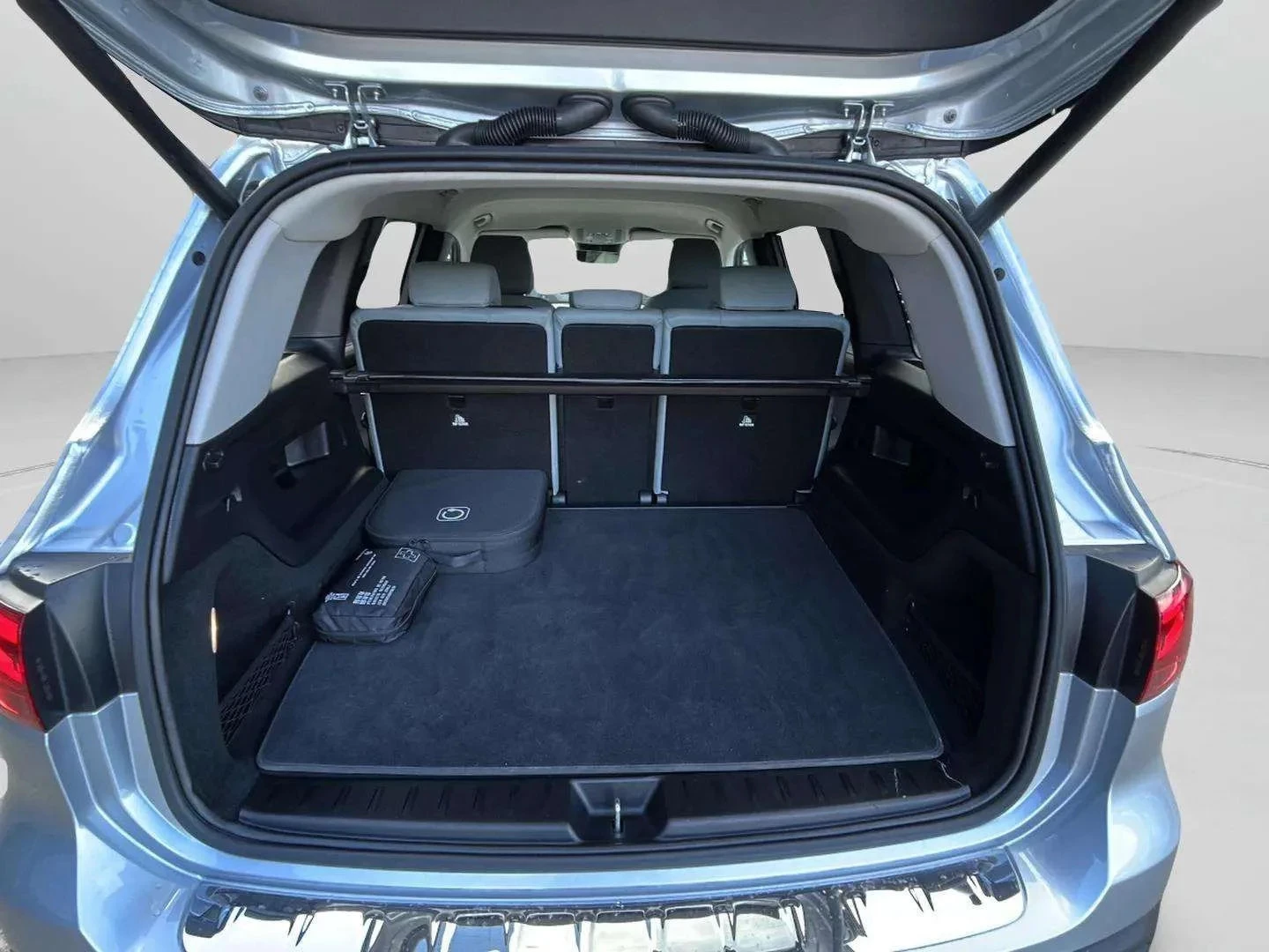 Mercedes-Benz-EQB-image-20