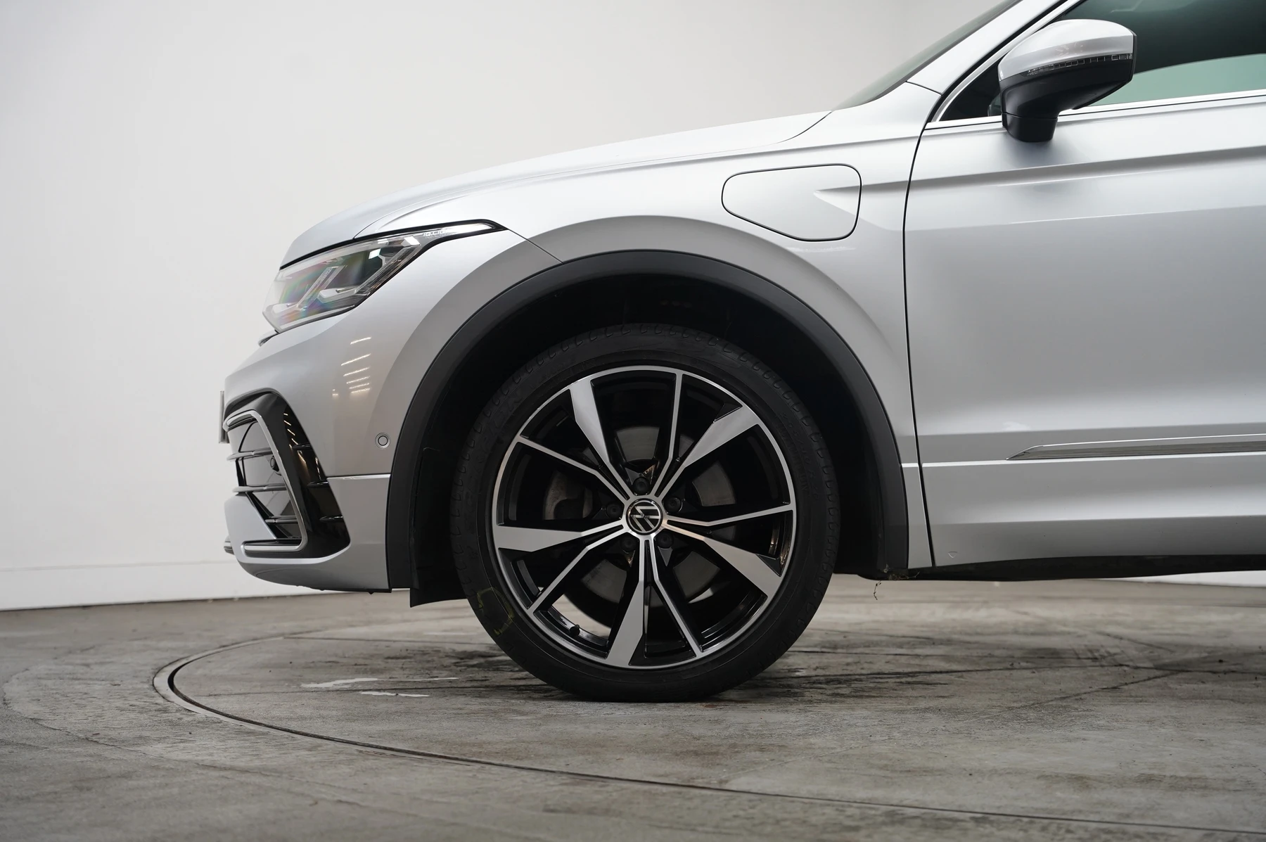 Volkswagen-Tiguan-image-4